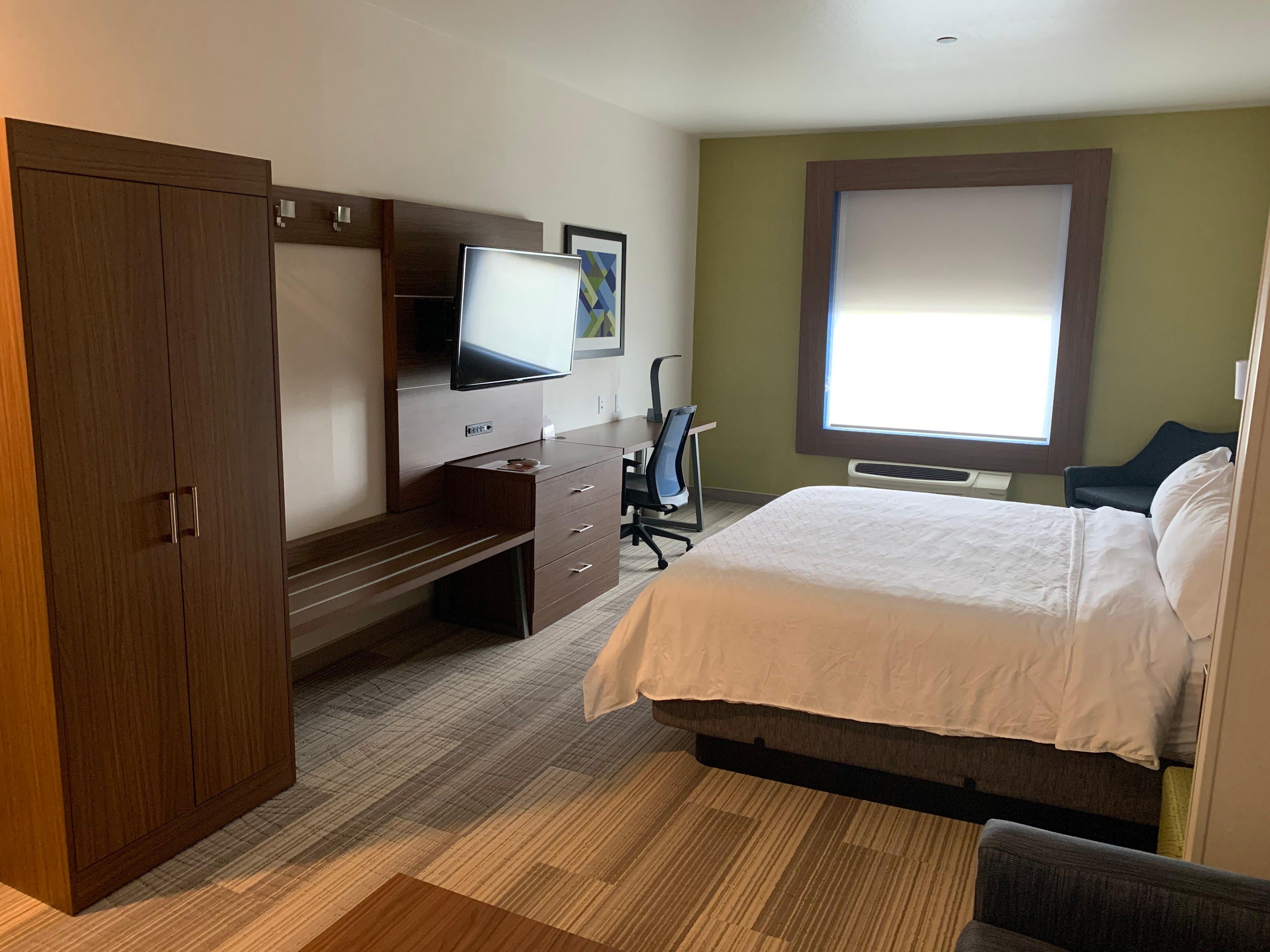 Holiday Inn Express and Suites Beaumont Oak Valley
