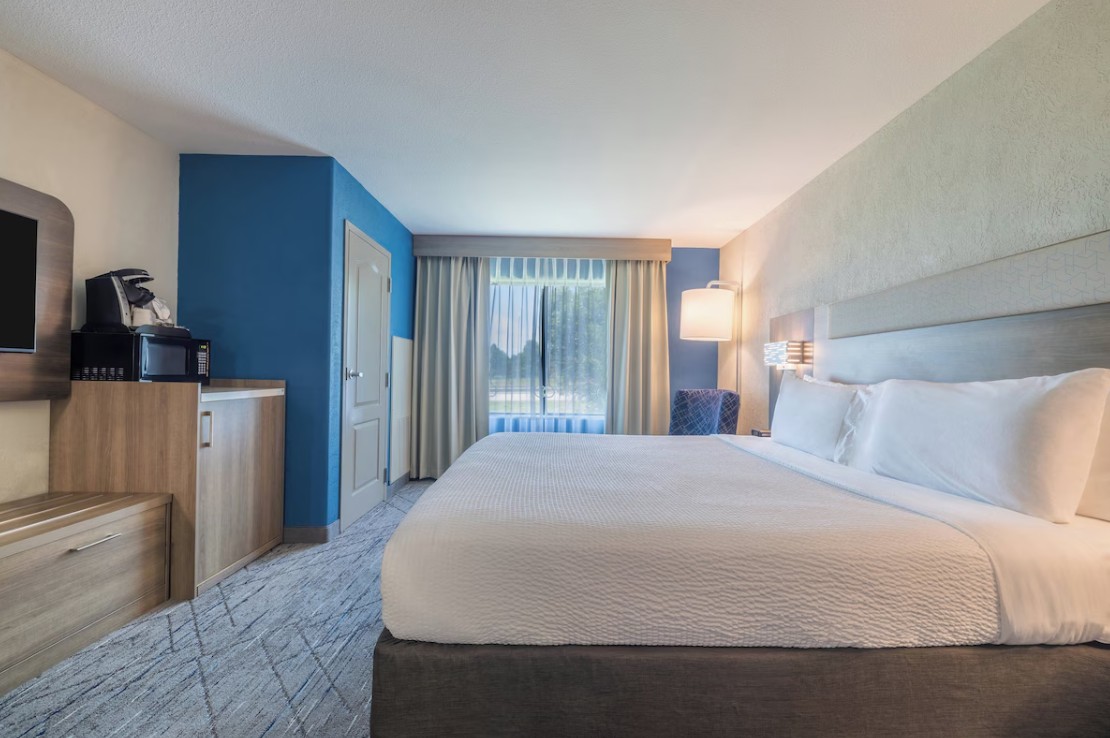 Holiday Inn Express Suites Kansas City Airport IHG
