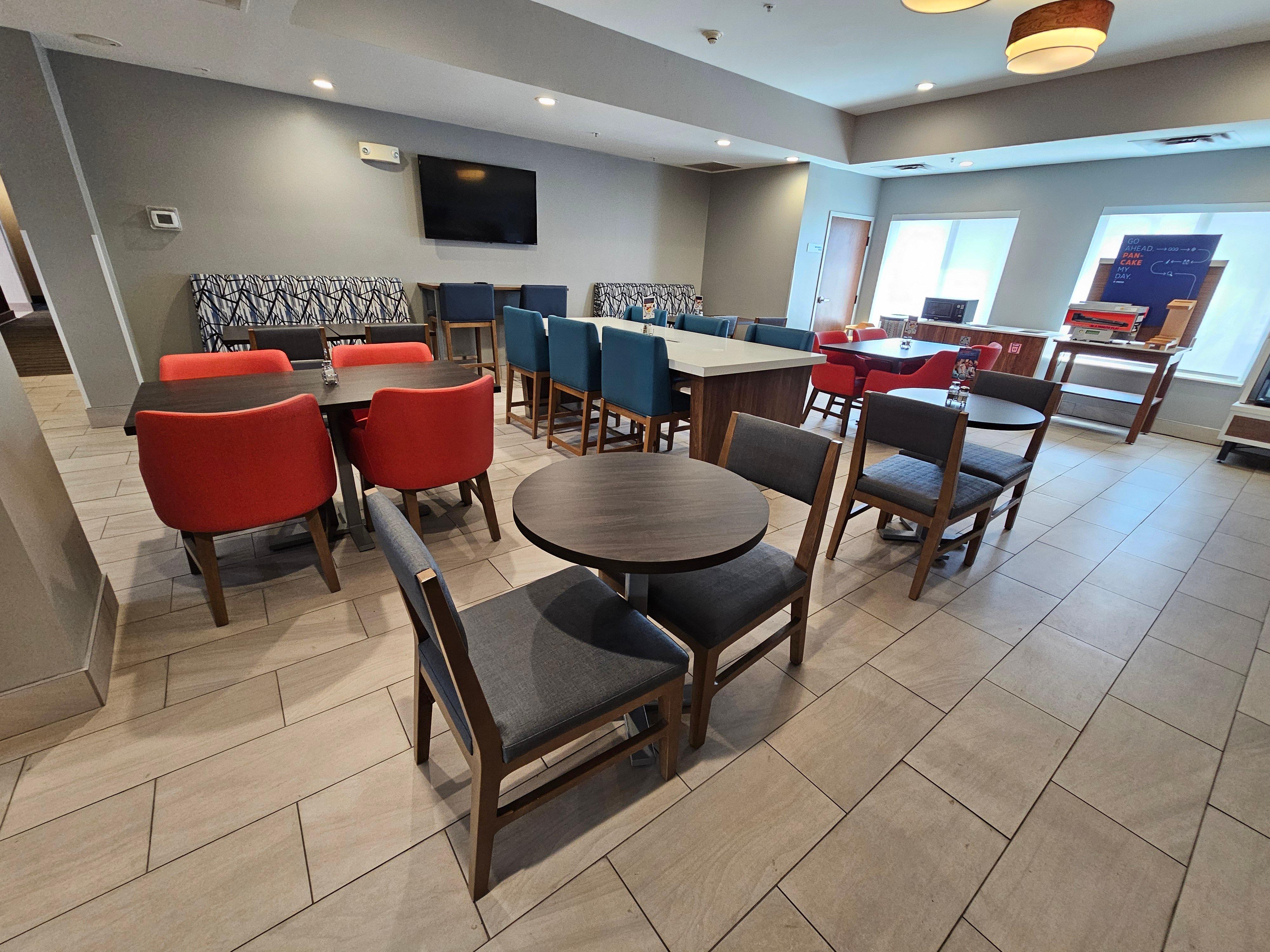 Holiday Inn Express and Suites Cincinnati Blue Ash