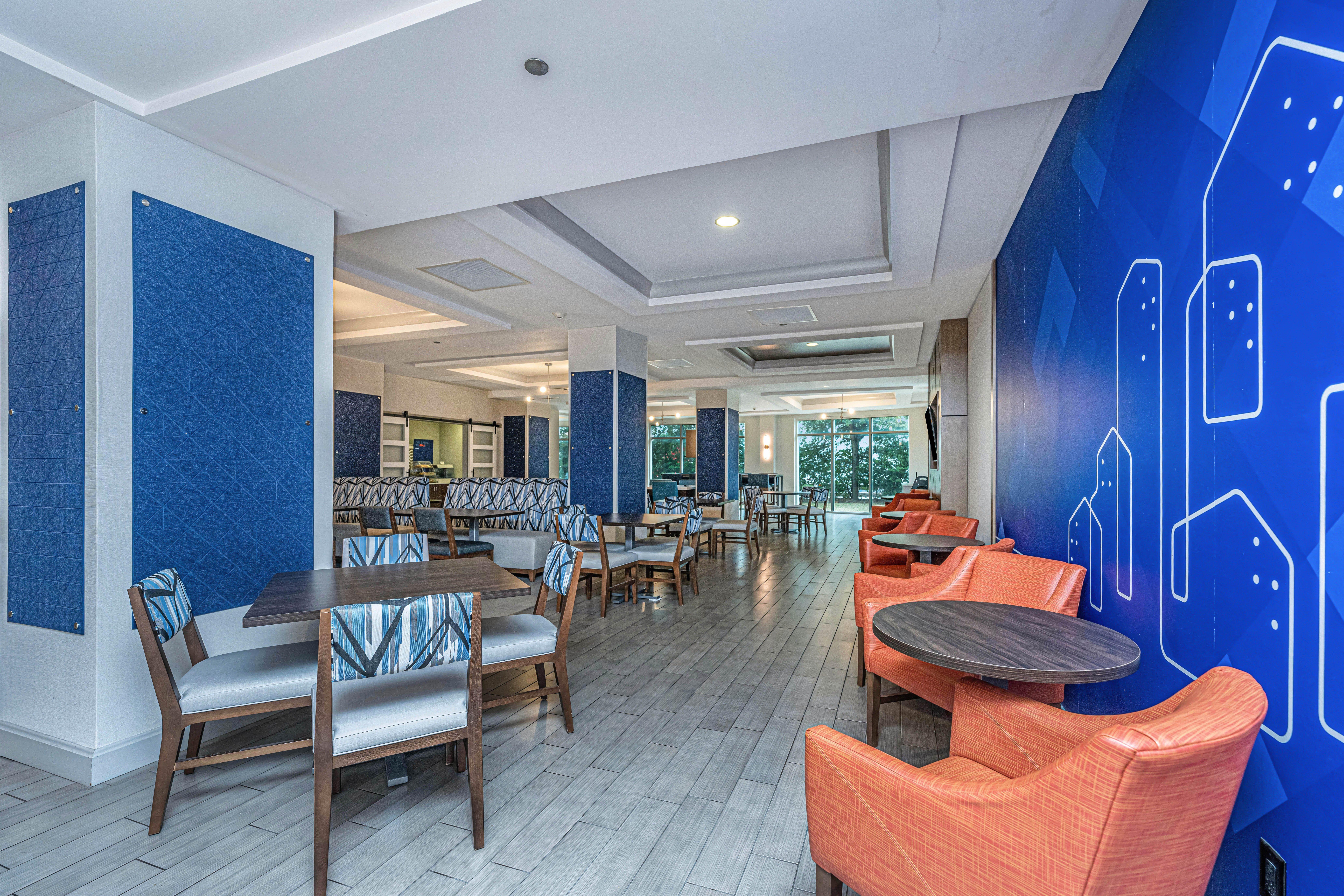 Holiday Inn Express and Suites Charleston Arpt Con