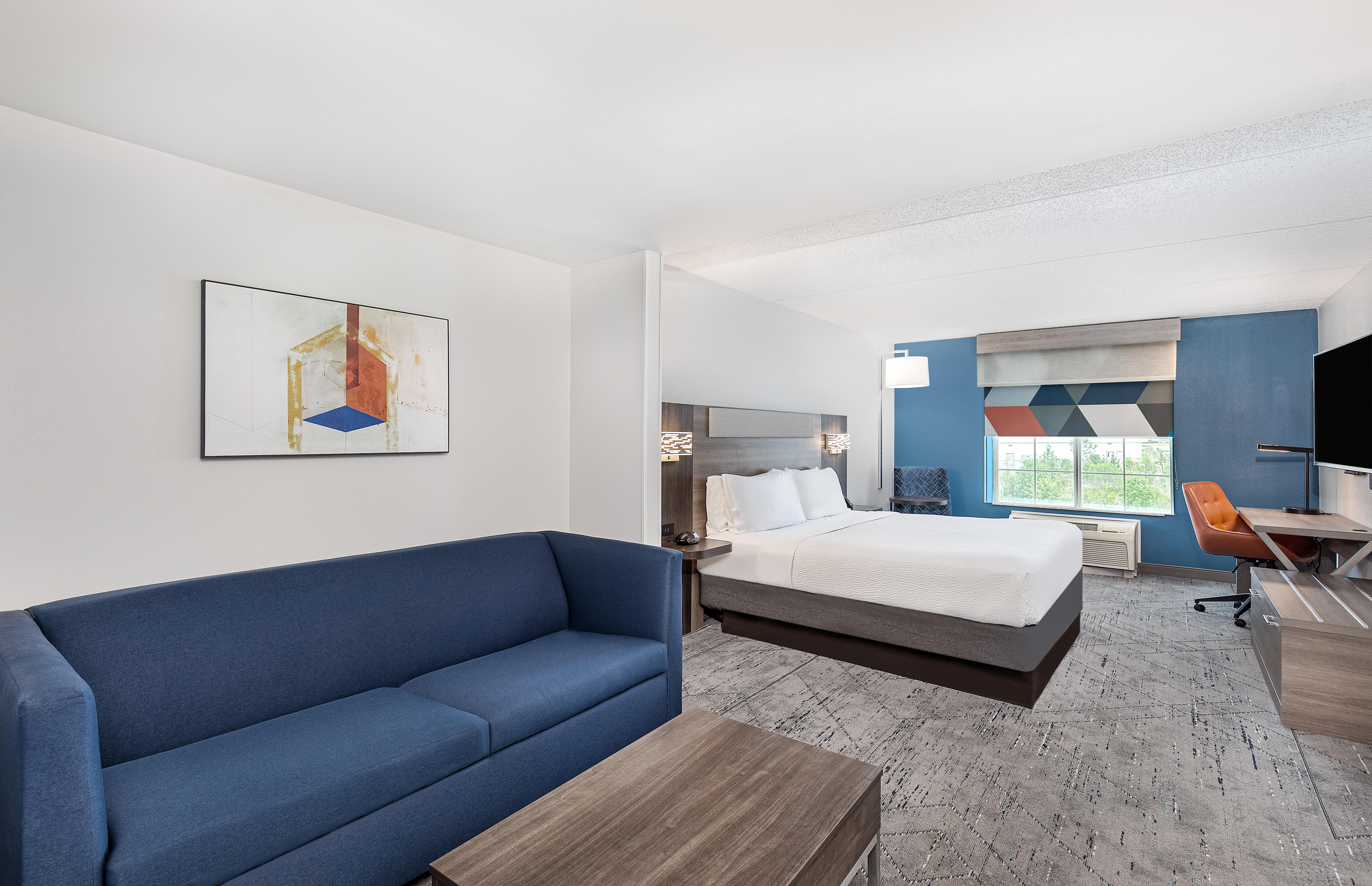 Holiday Inn Express and Suites Columbus At Northla