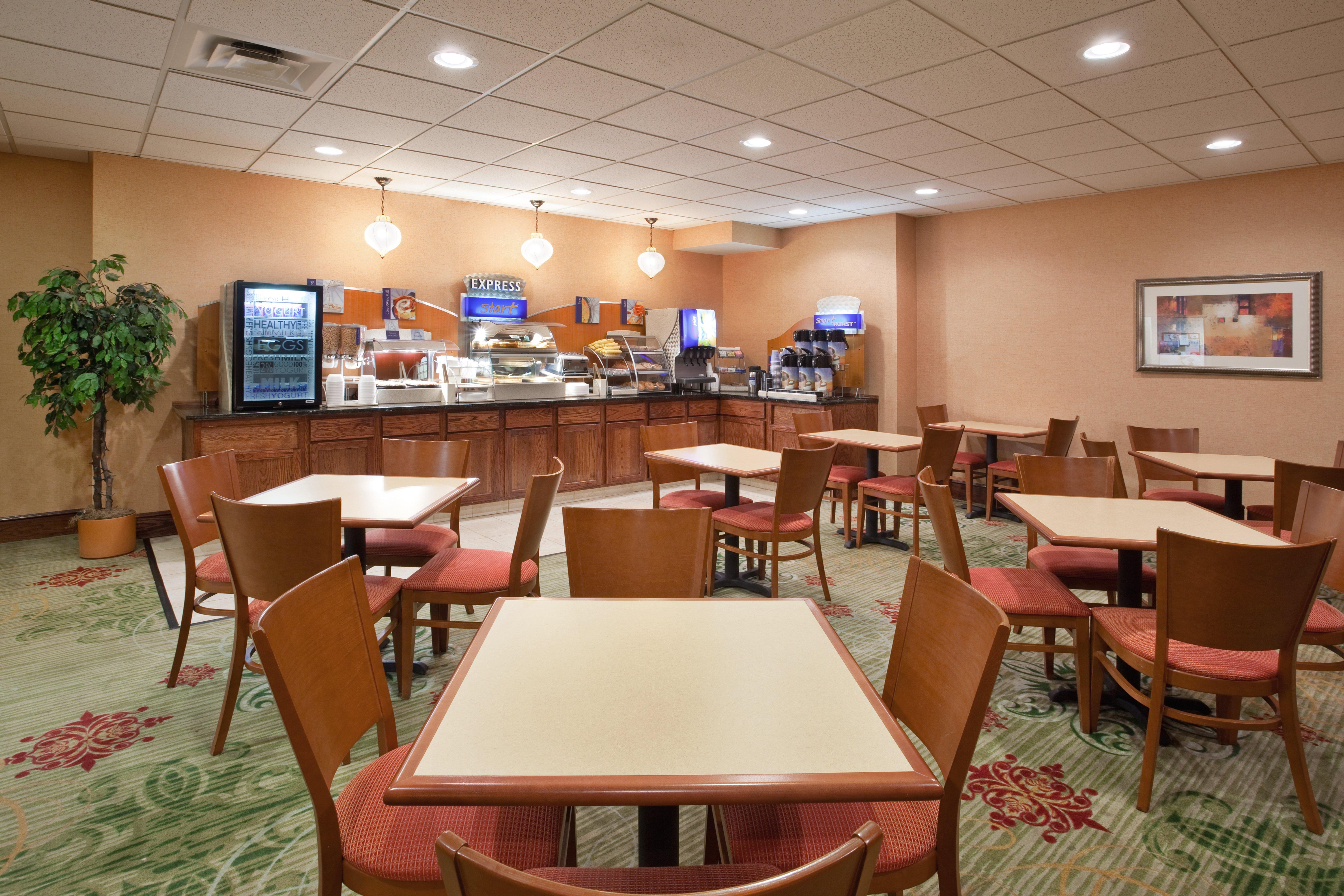 Holiday Inn Express Suites Cleveland-Streetsboro