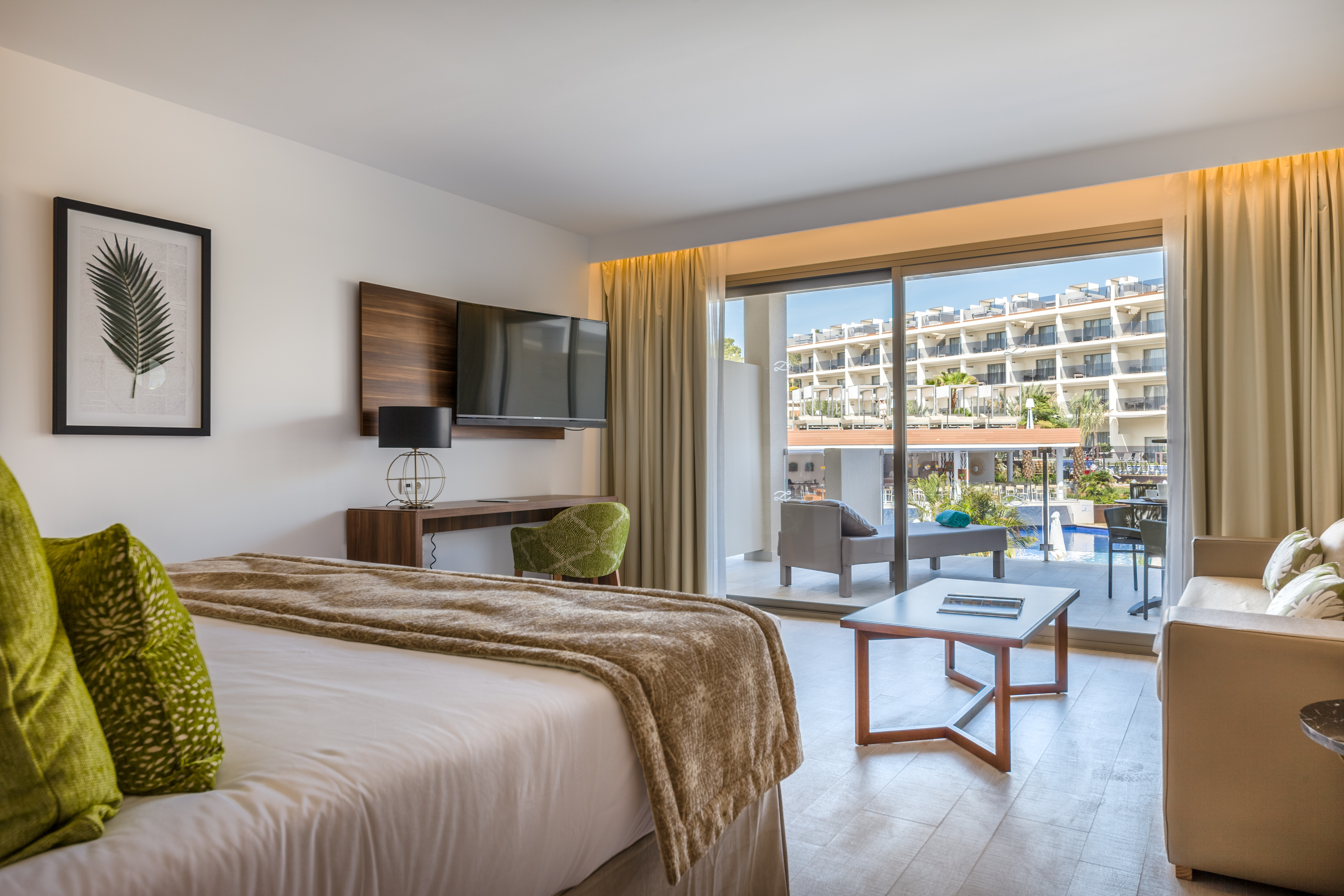Suite, junior, vue sur la piscine