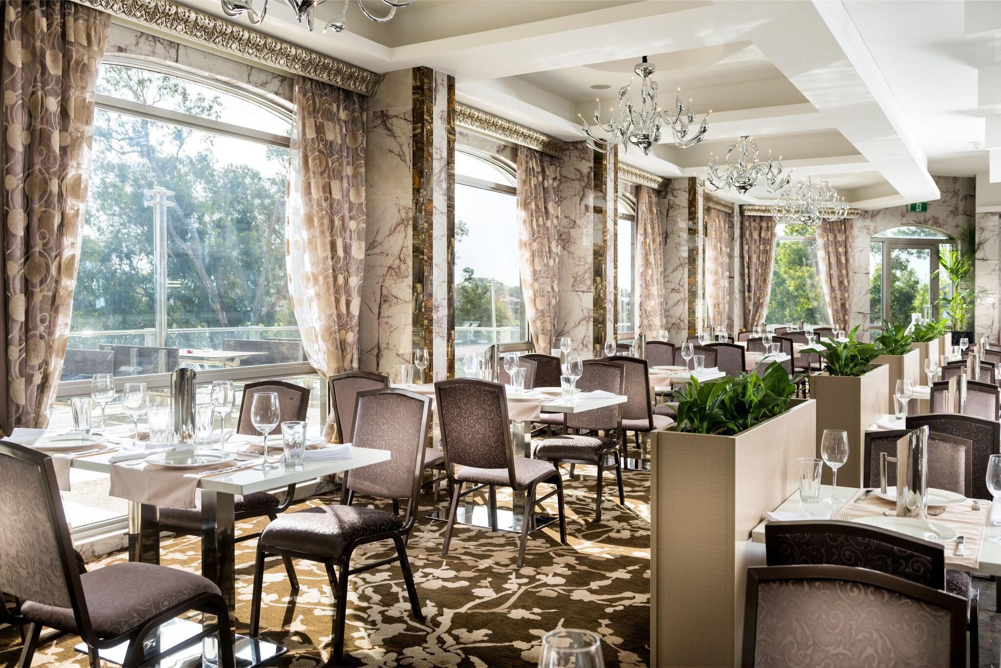 Swan River Hotel by null