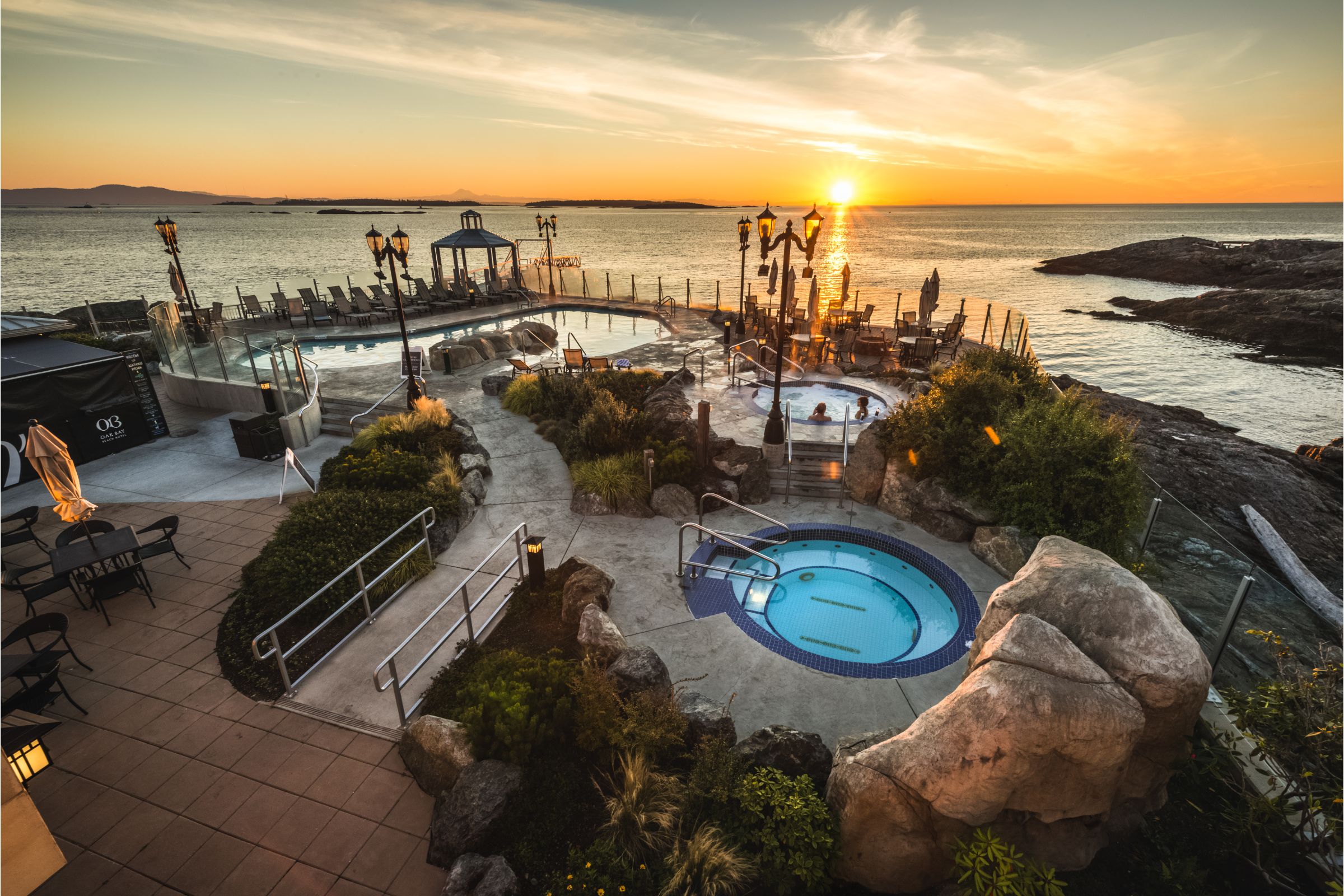 Oak Bay Beach Hotel image