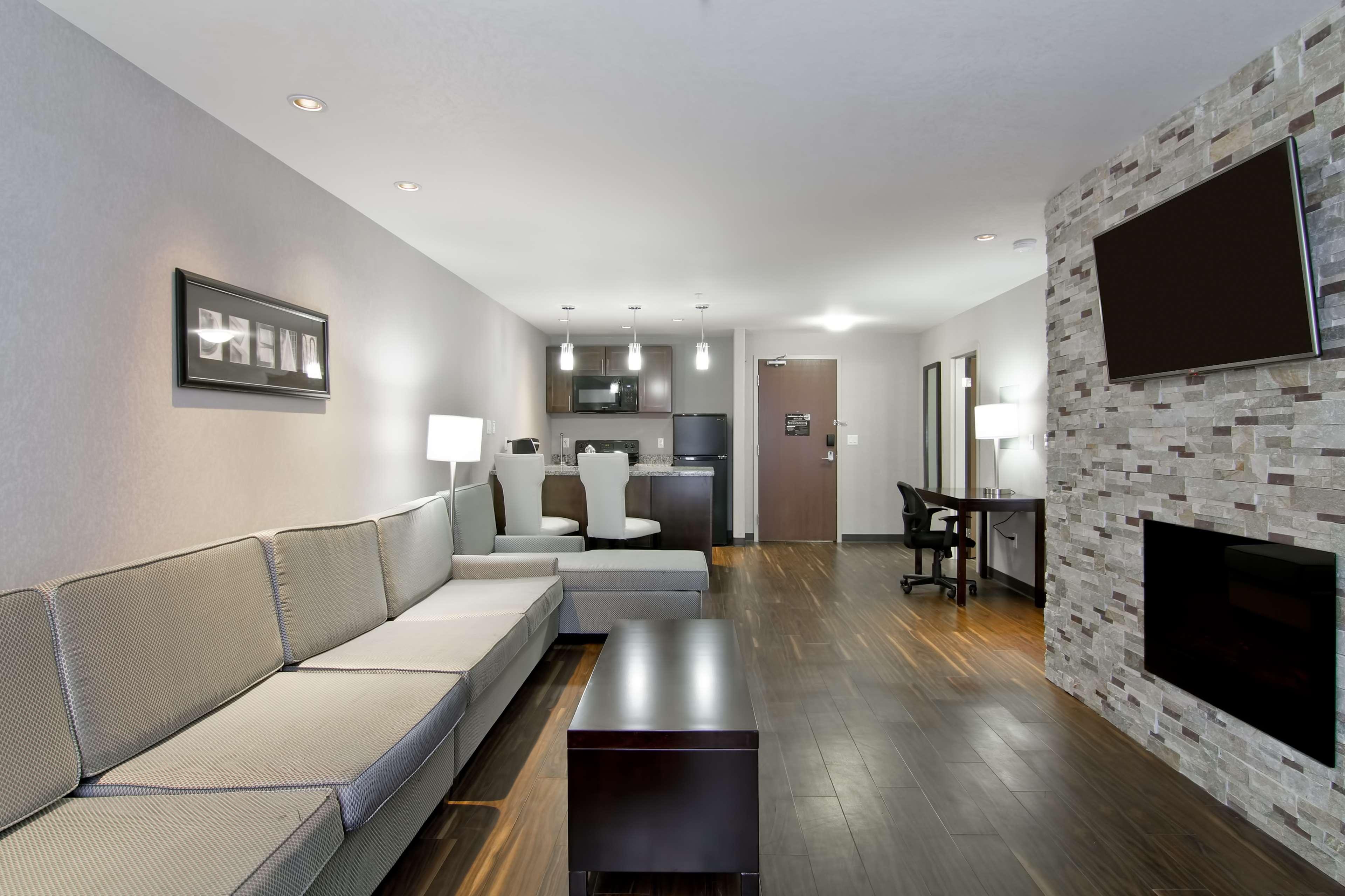Home Inn and Suites Regina Airport West
