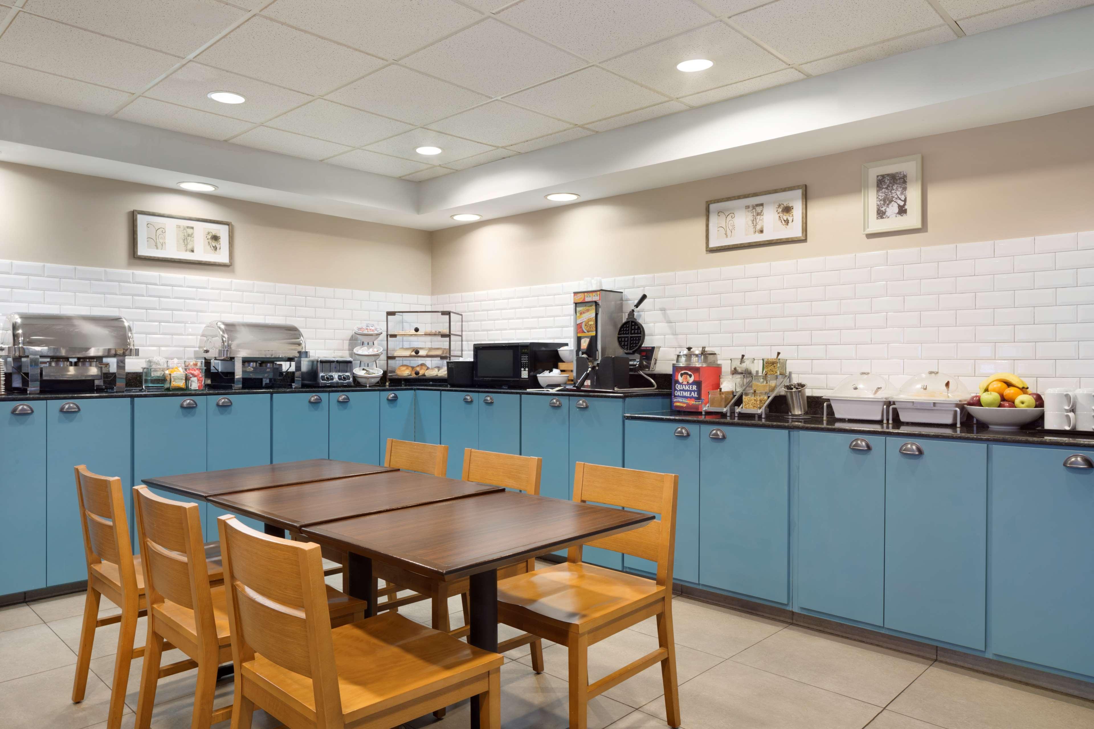 Country Inn & Suites by Radisson, Camp Springs, MD