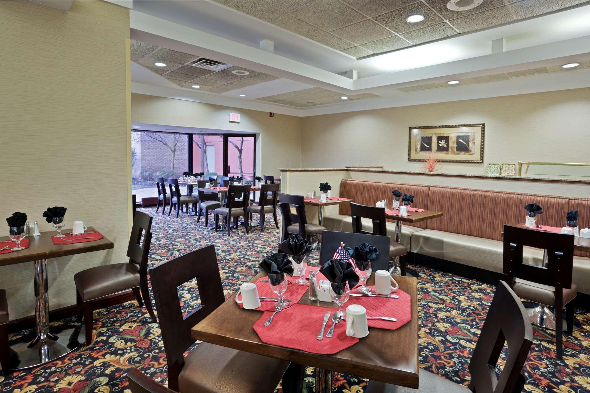 Hotel RL Cleveland Airport West