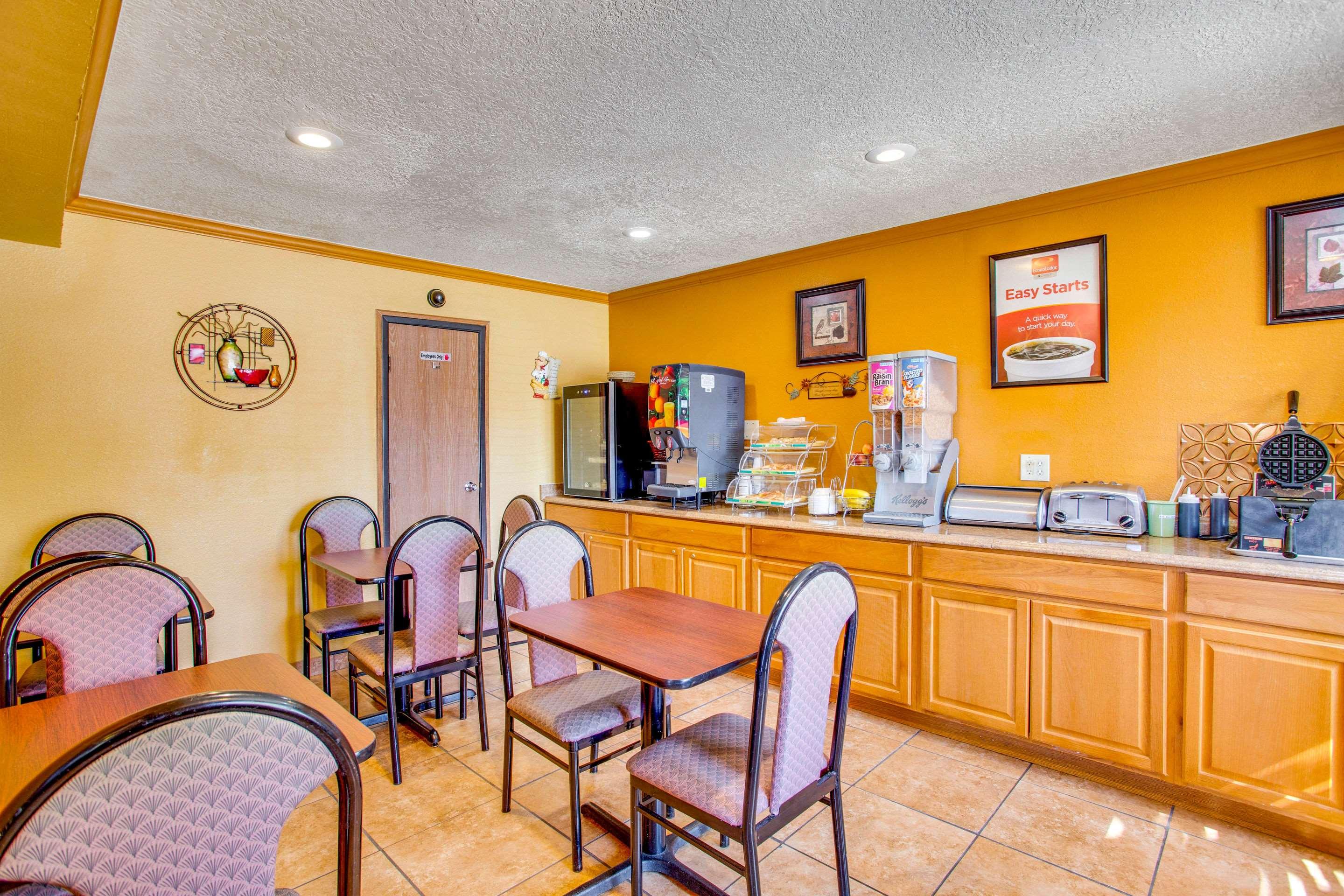 Econo Lodge Inn Suites Suburbs