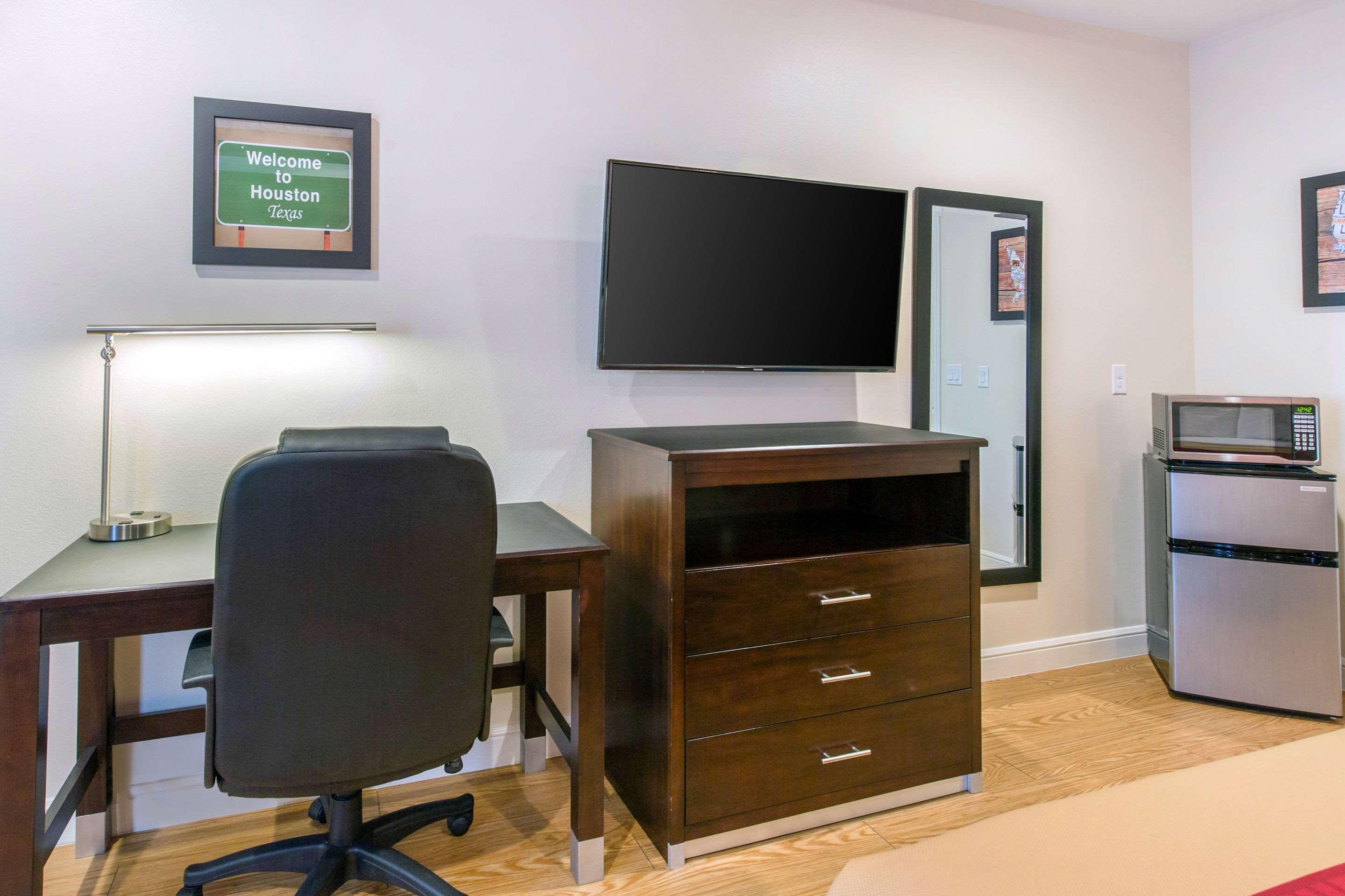 Econo Lodge Inn & Suites Houston Willowbrook