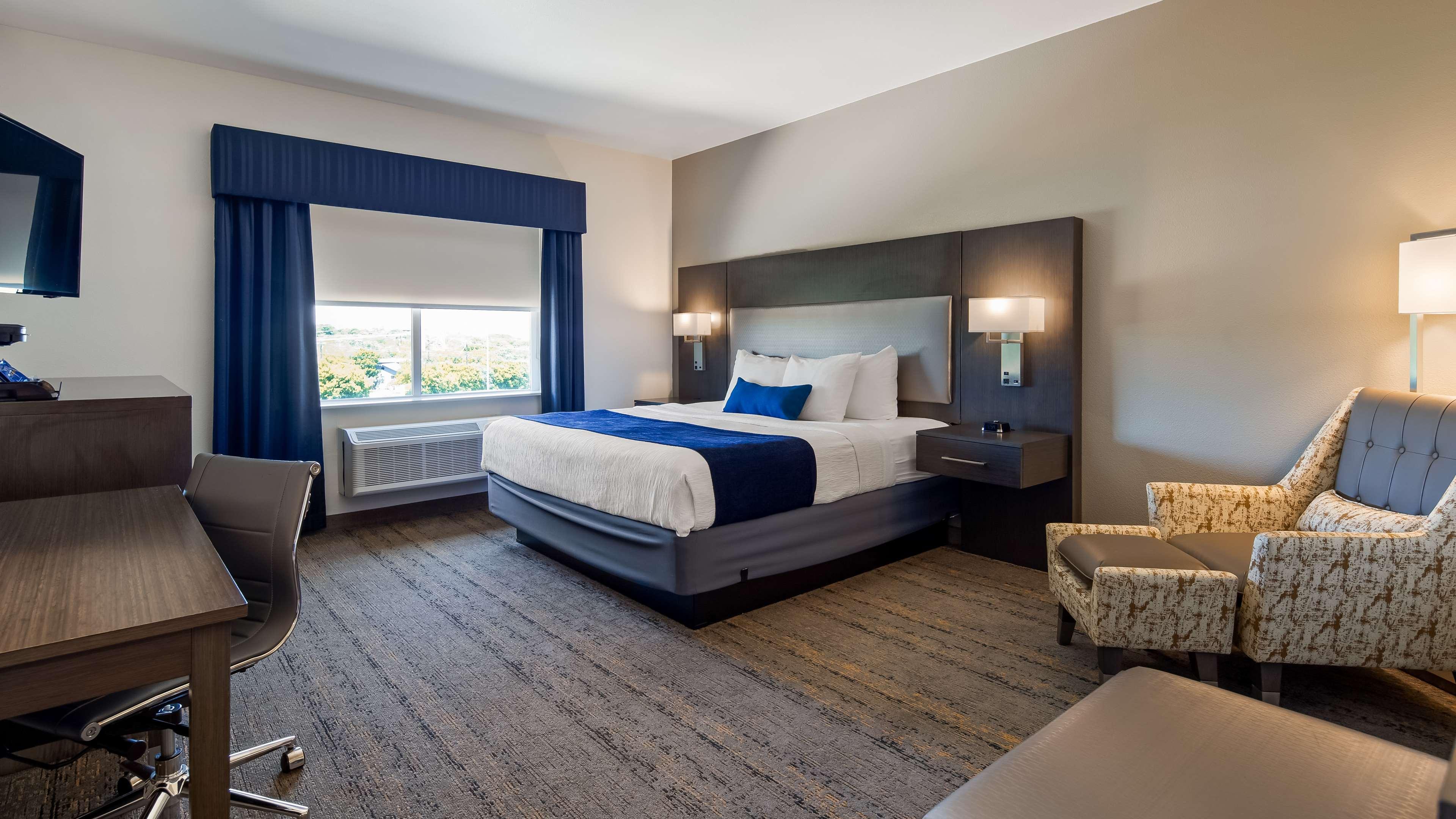 Best Western Plus Roland Inn & Suites