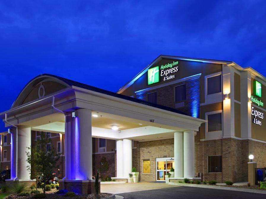 Holiday Inn Express & Suites Charlotte North, an IHG Hotel image
