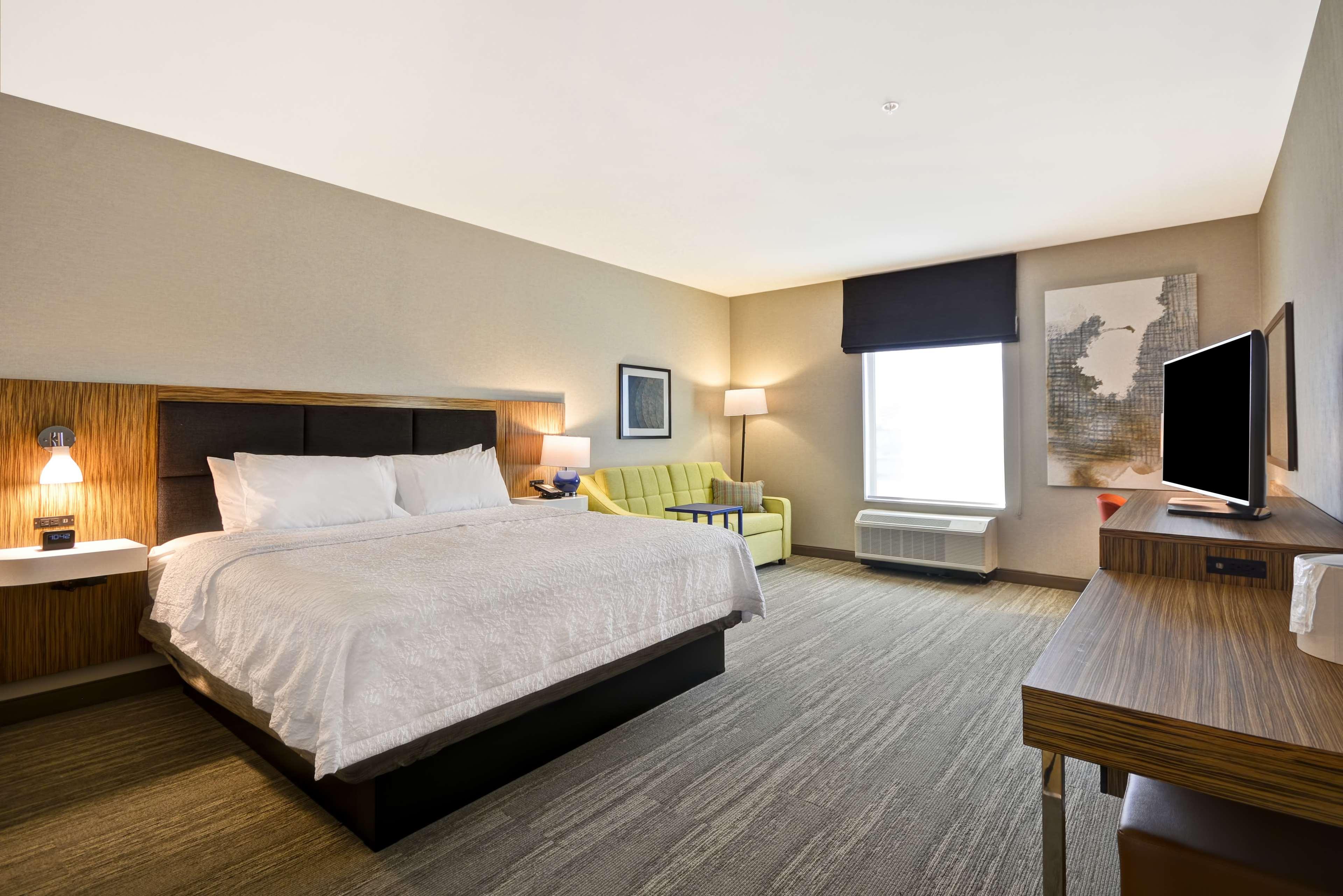 Hampton Inn & Suites Detroit Warren