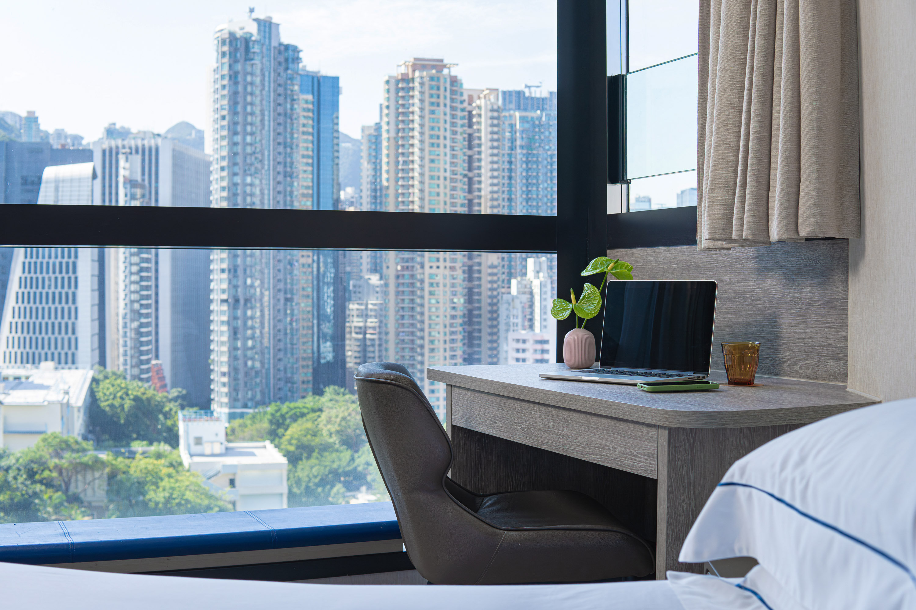 The Emperor Hotel 英皇駿景酒店 by null