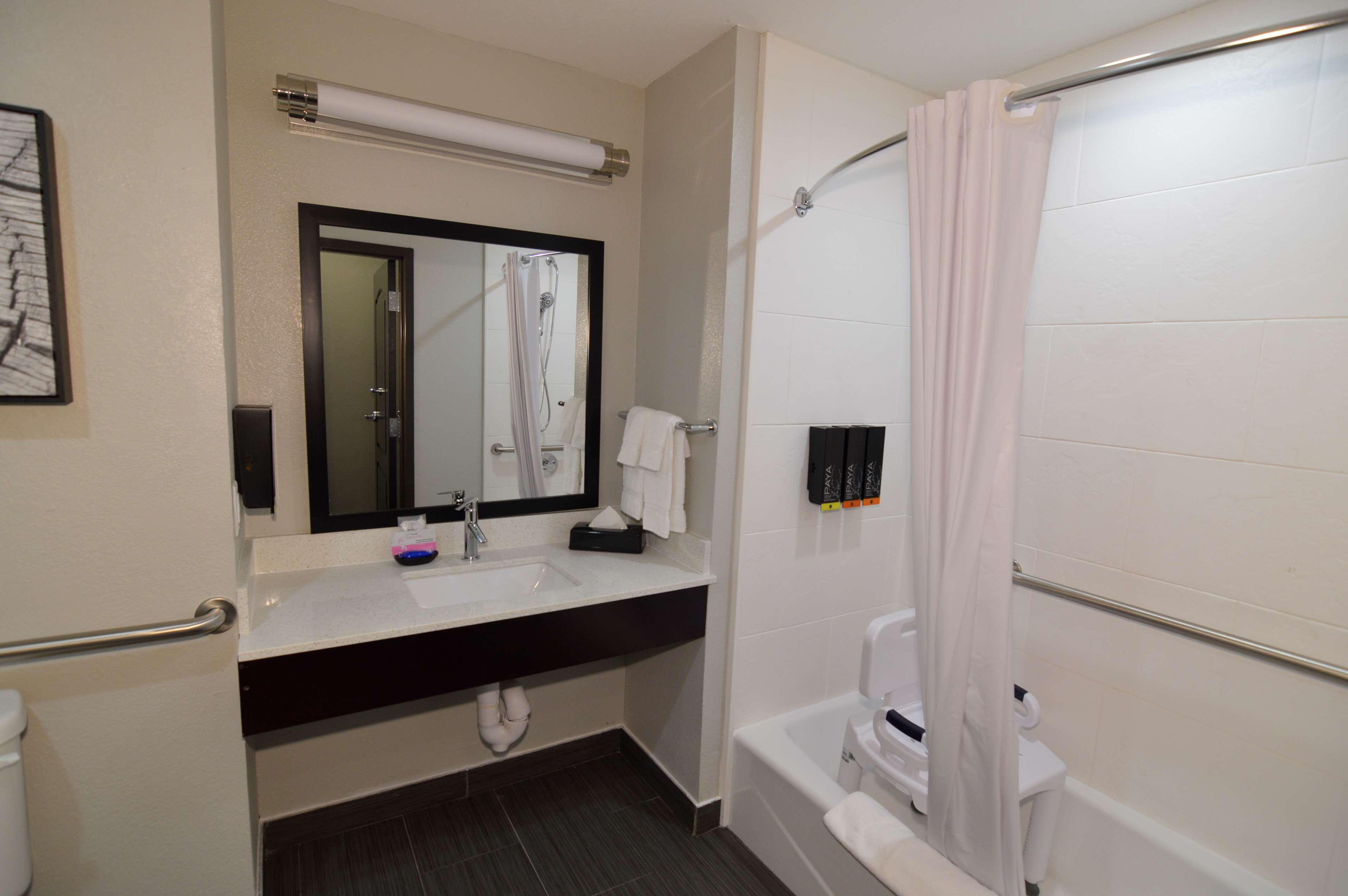 Best Western Plus Bay City Inn & Suites