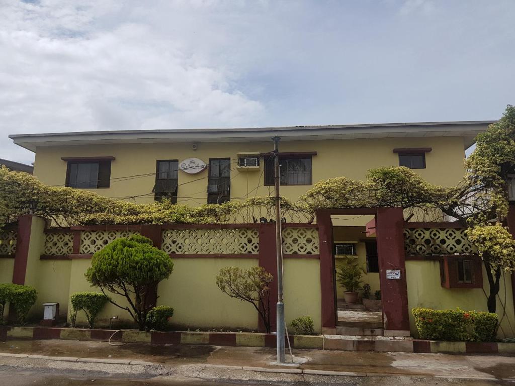 Golden King Apartments