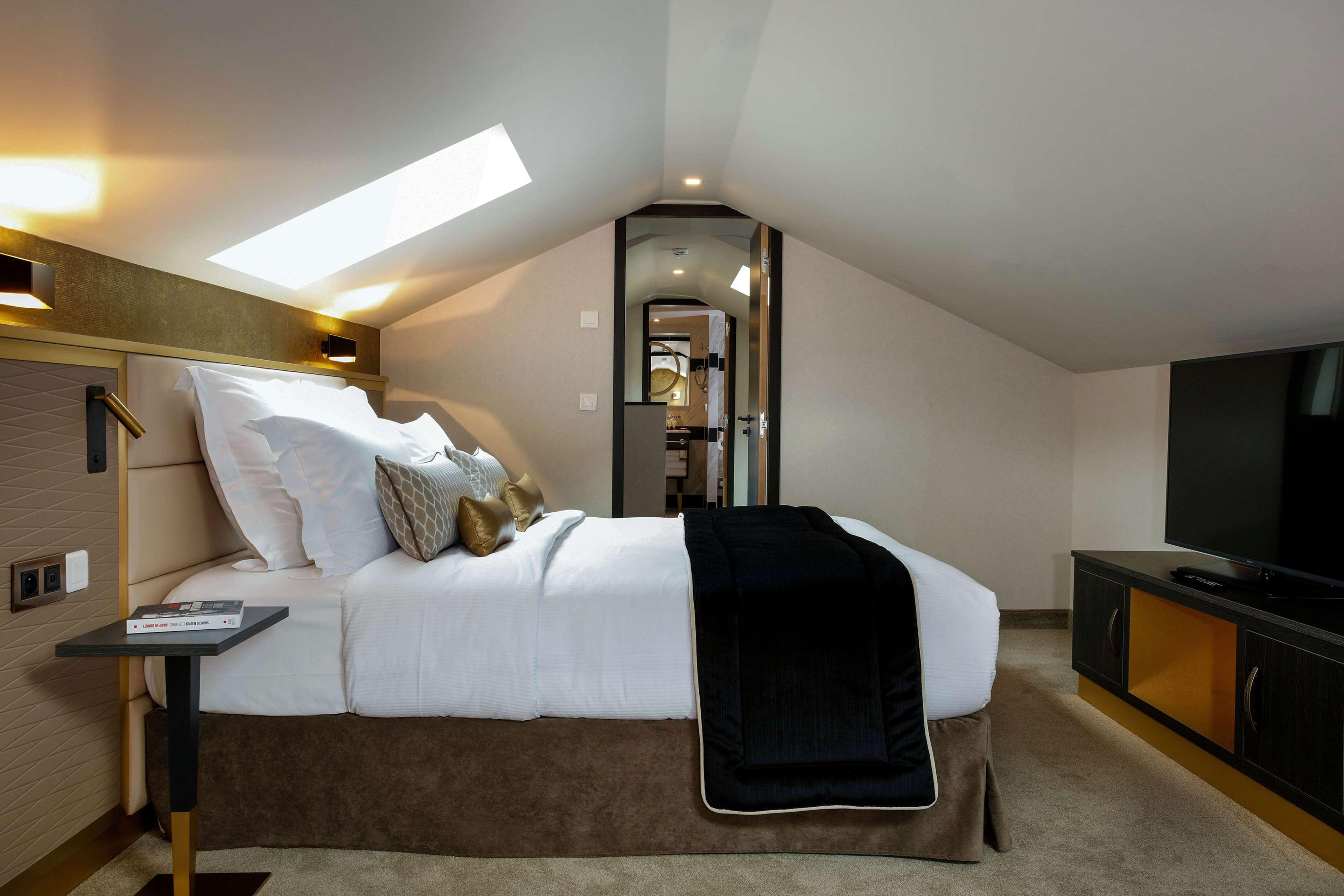 Niepce Paris Curio Collection By Hilton