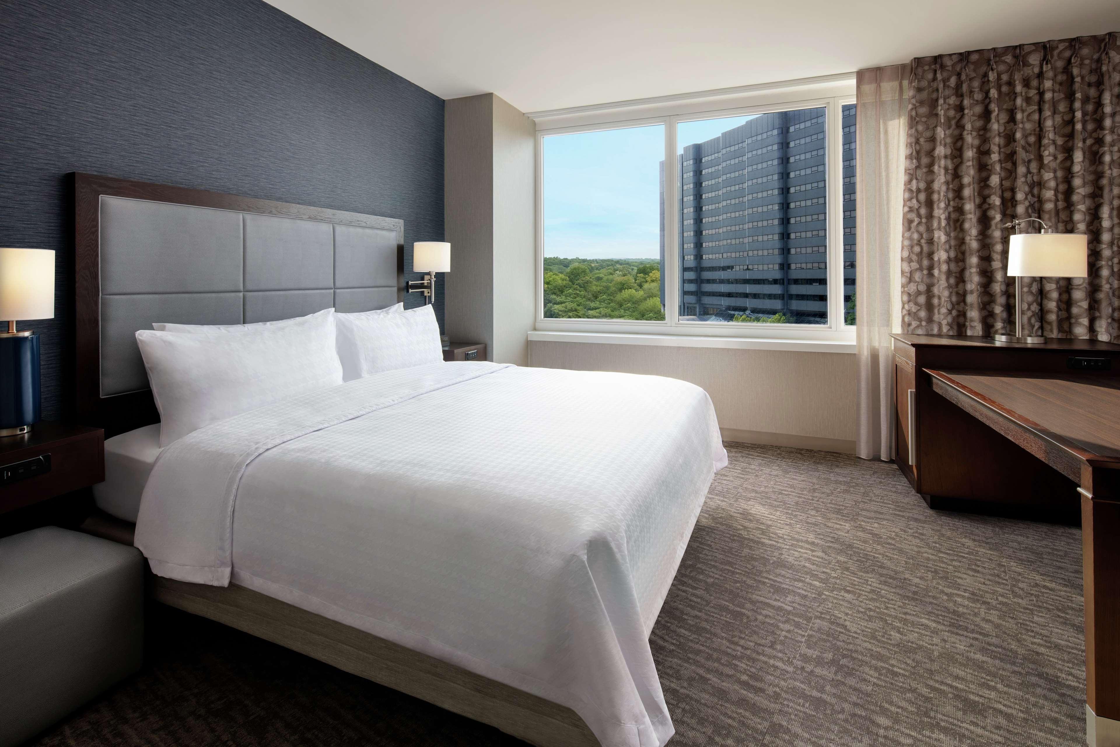 Hampton Inn & Suites Teaneck Glenpointe