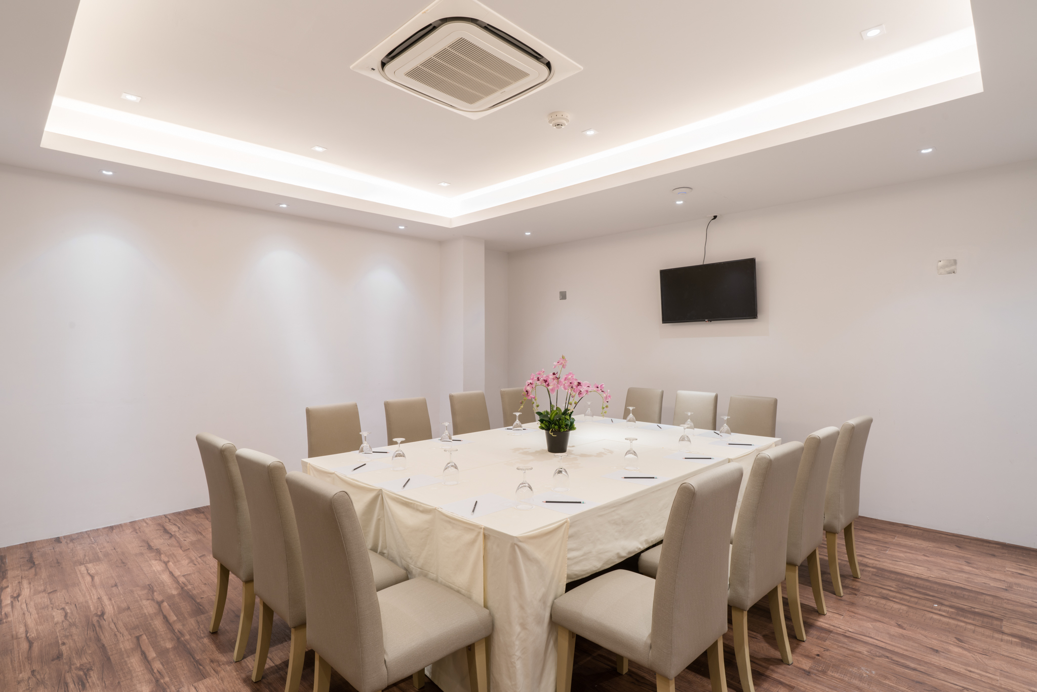 New Square Patong Hotel - photo