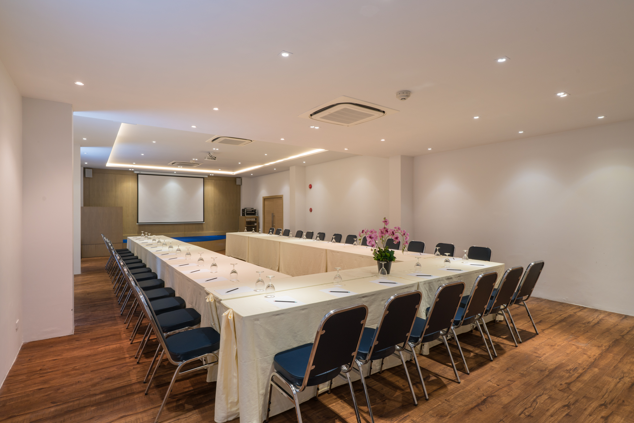 New Square Patong Hotel - photo