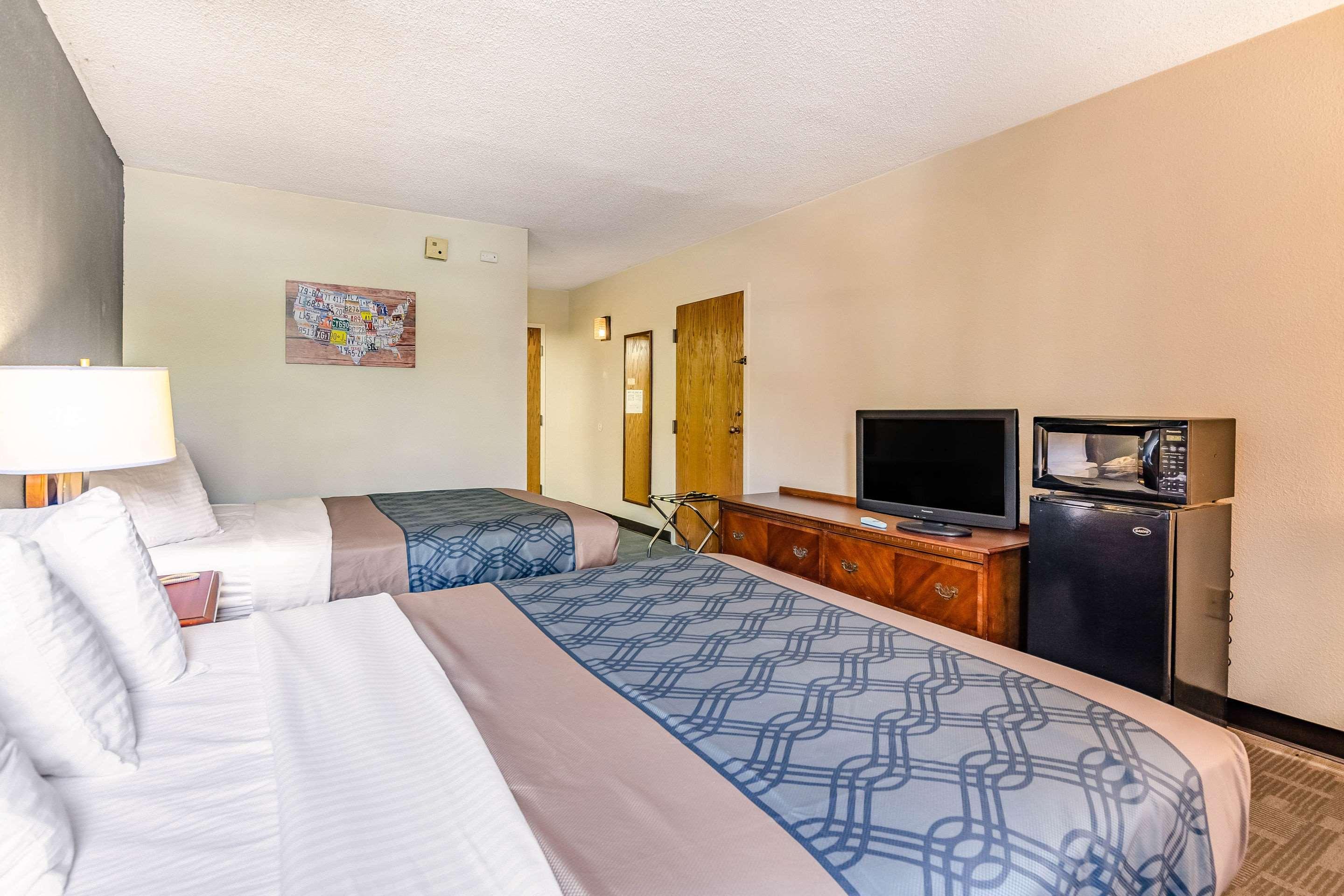 Econo Lodge Inn & Suites University