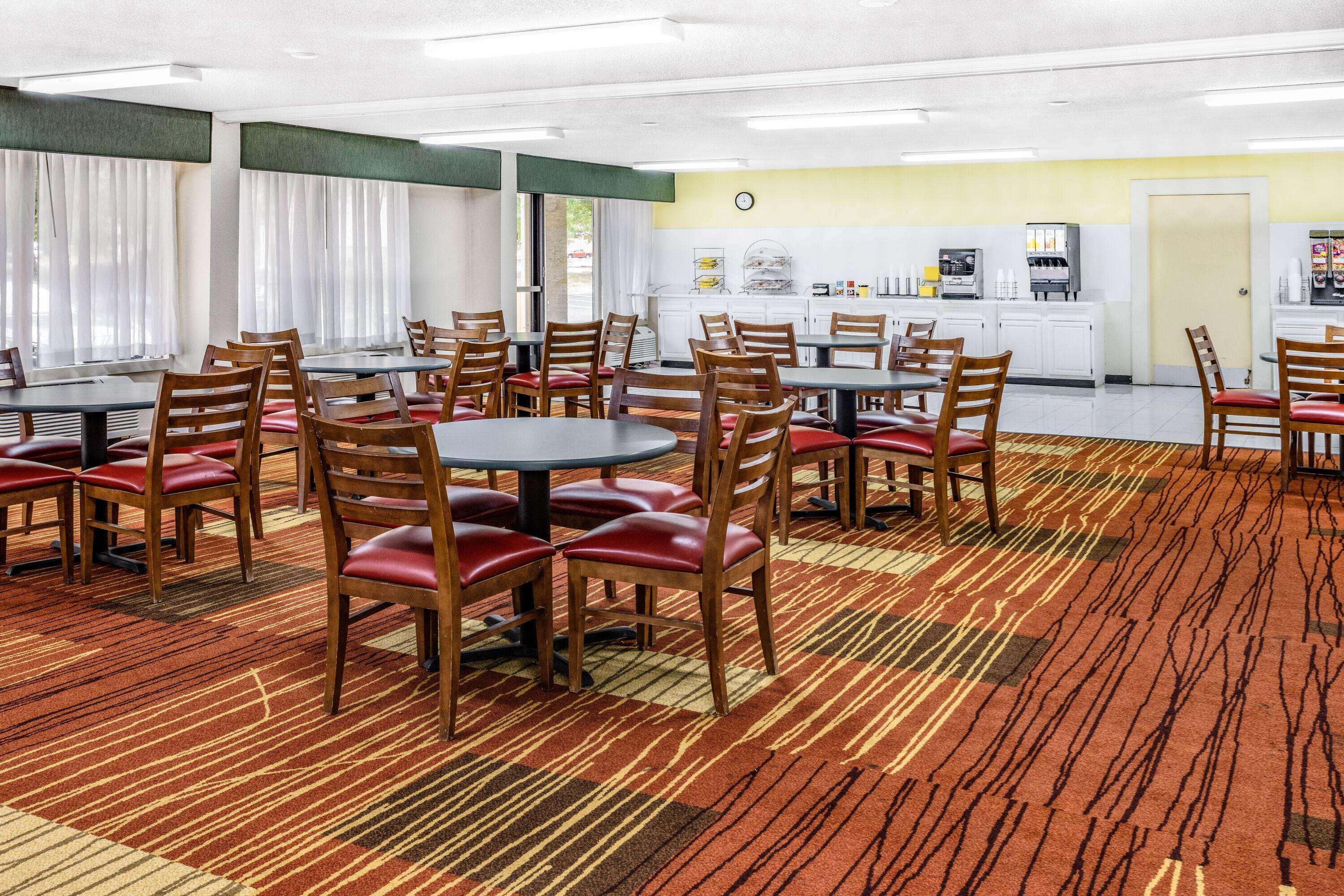 Days Inn & Suites Williamsburg Colonial