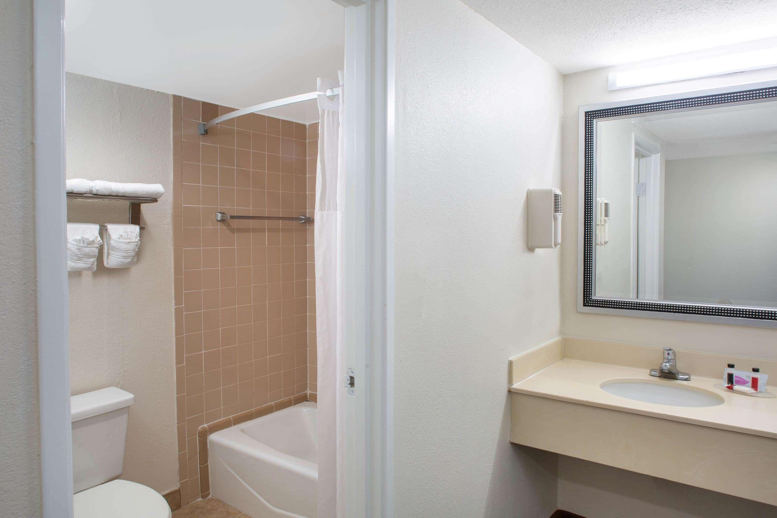 Days Inn & Suites By Wyndham Tallahassee Conf Cent