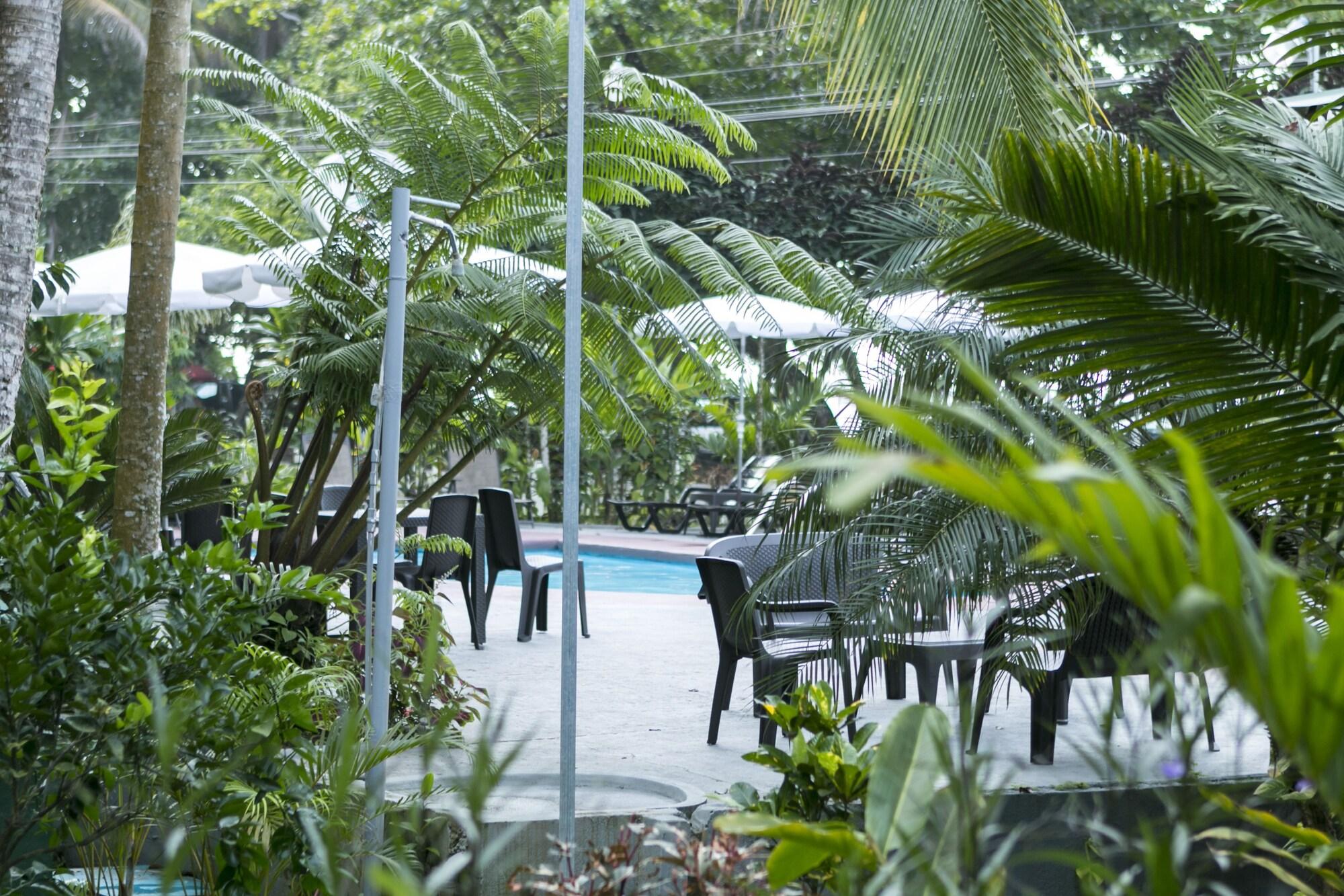 Hotel La Isla Inn