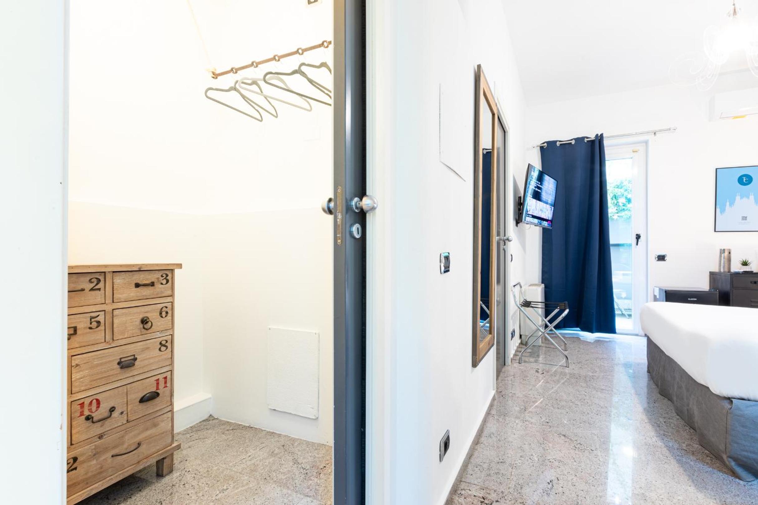 B&B Too Cute 2b Str8 - photo