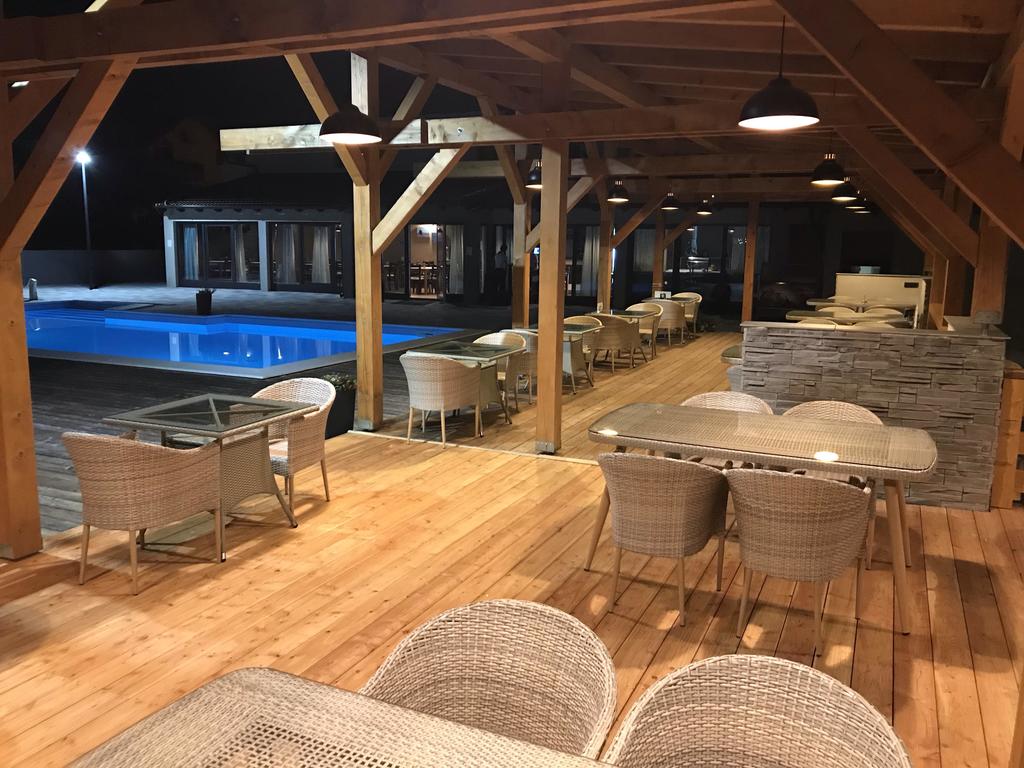 16 Lakes Hotel