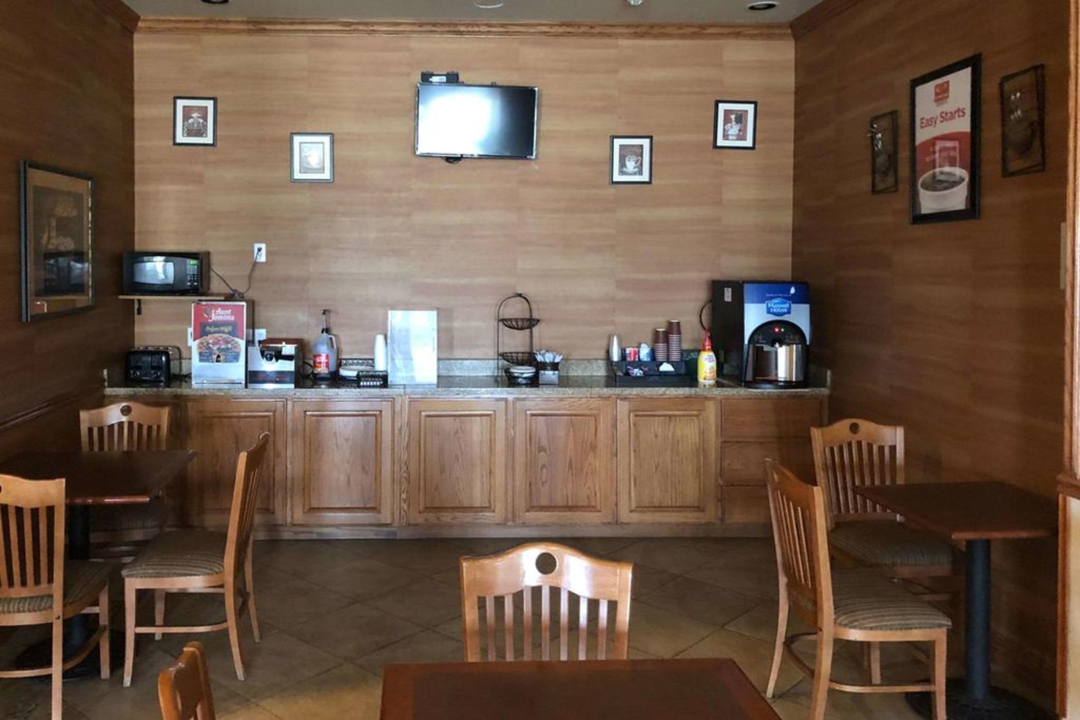 Econo Lodge Inn & Suites Bridgeport