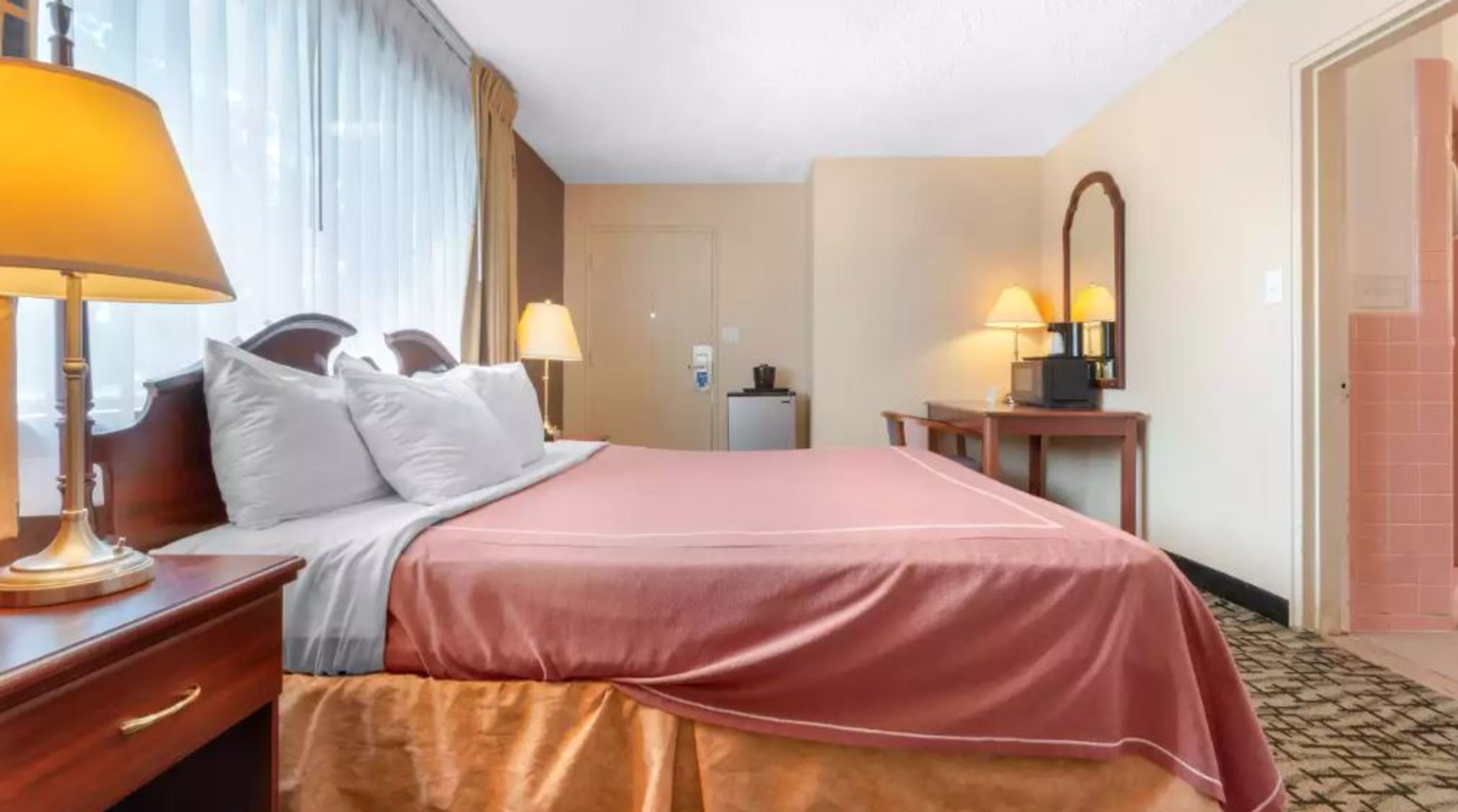 Rodeway Inn & Suites Clarence/Buffalo East