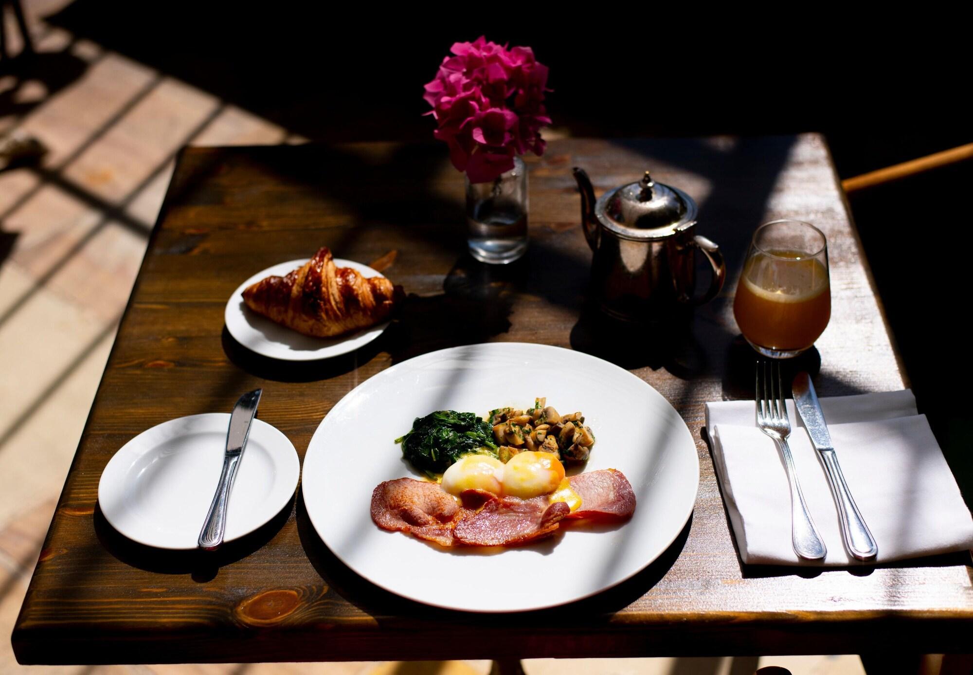 Cliff at Lyons by null