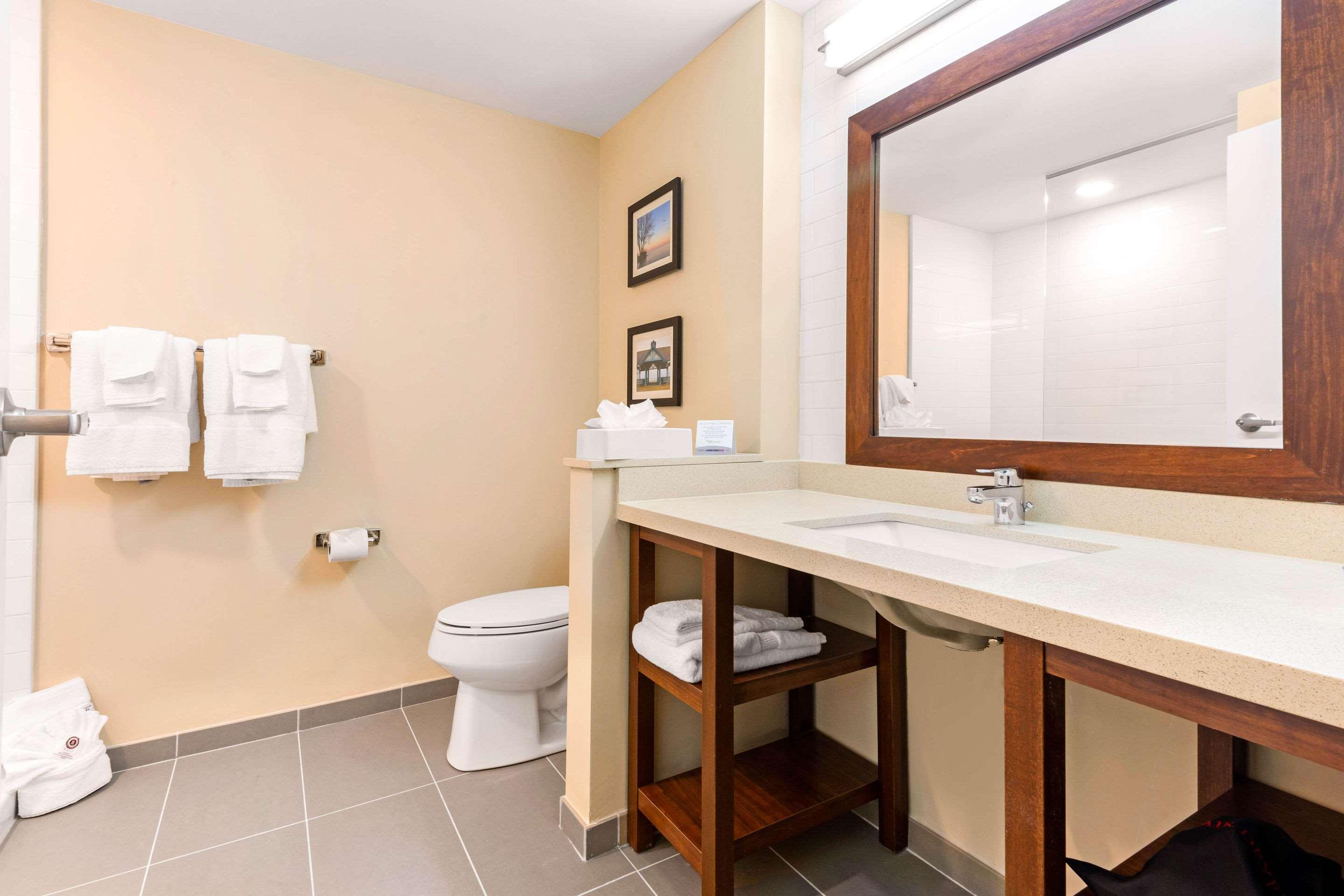 Comfort Inn & Suites Bowmanville