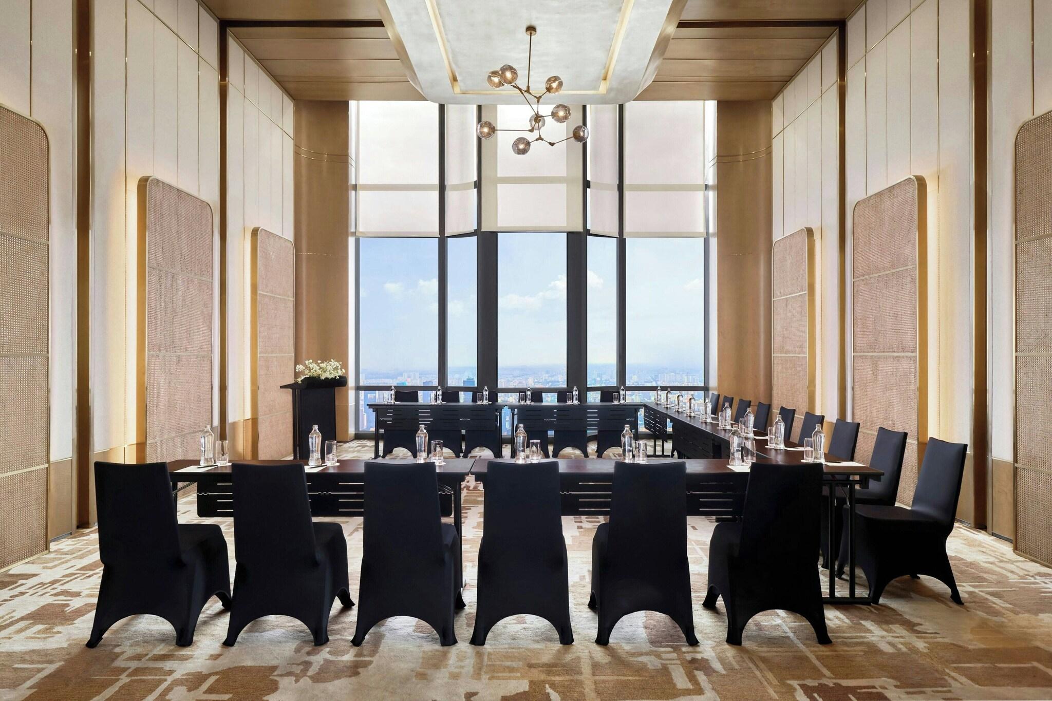 Vinpearl Landmark 81, Autograph Collection
