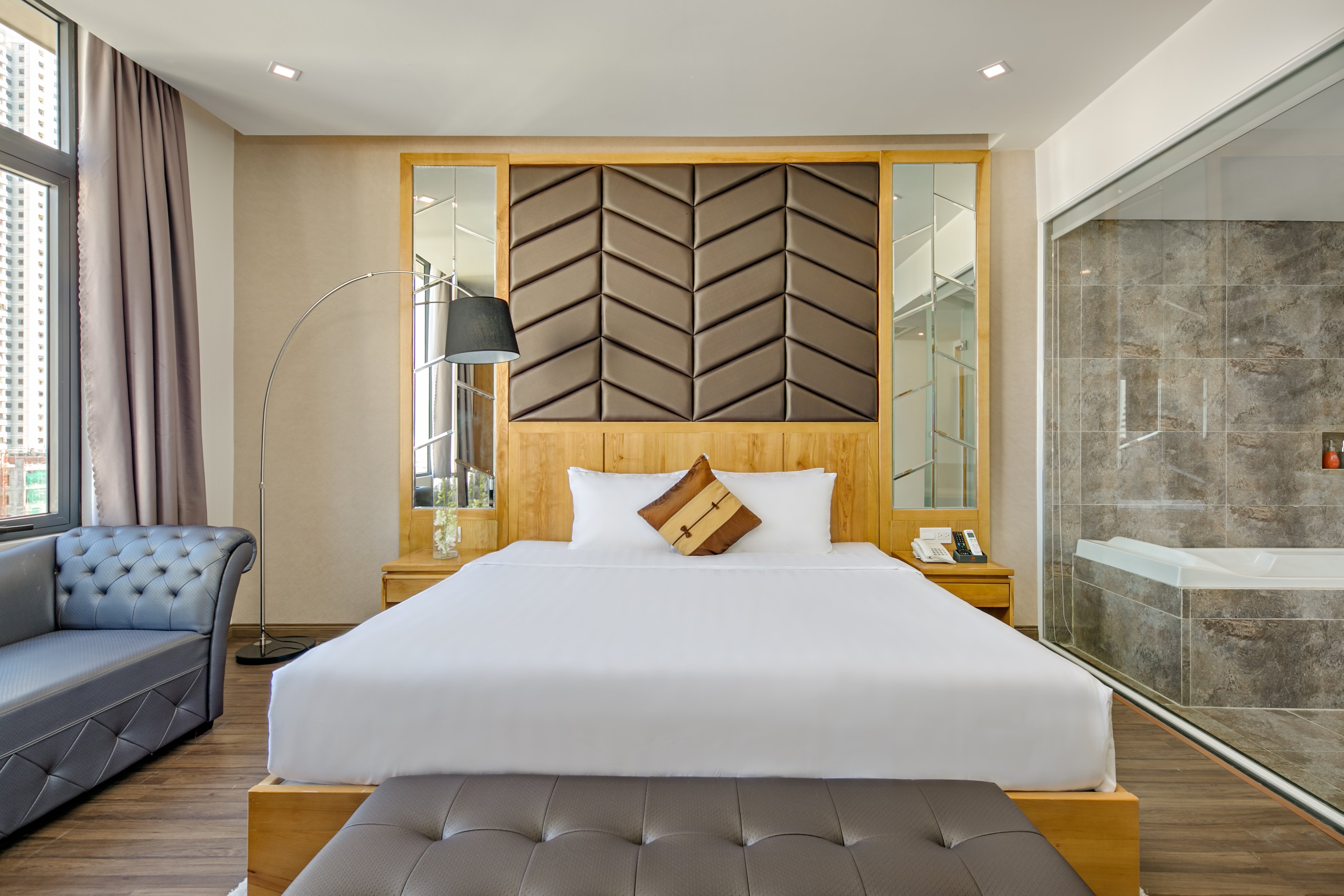 Suite, junior, city view