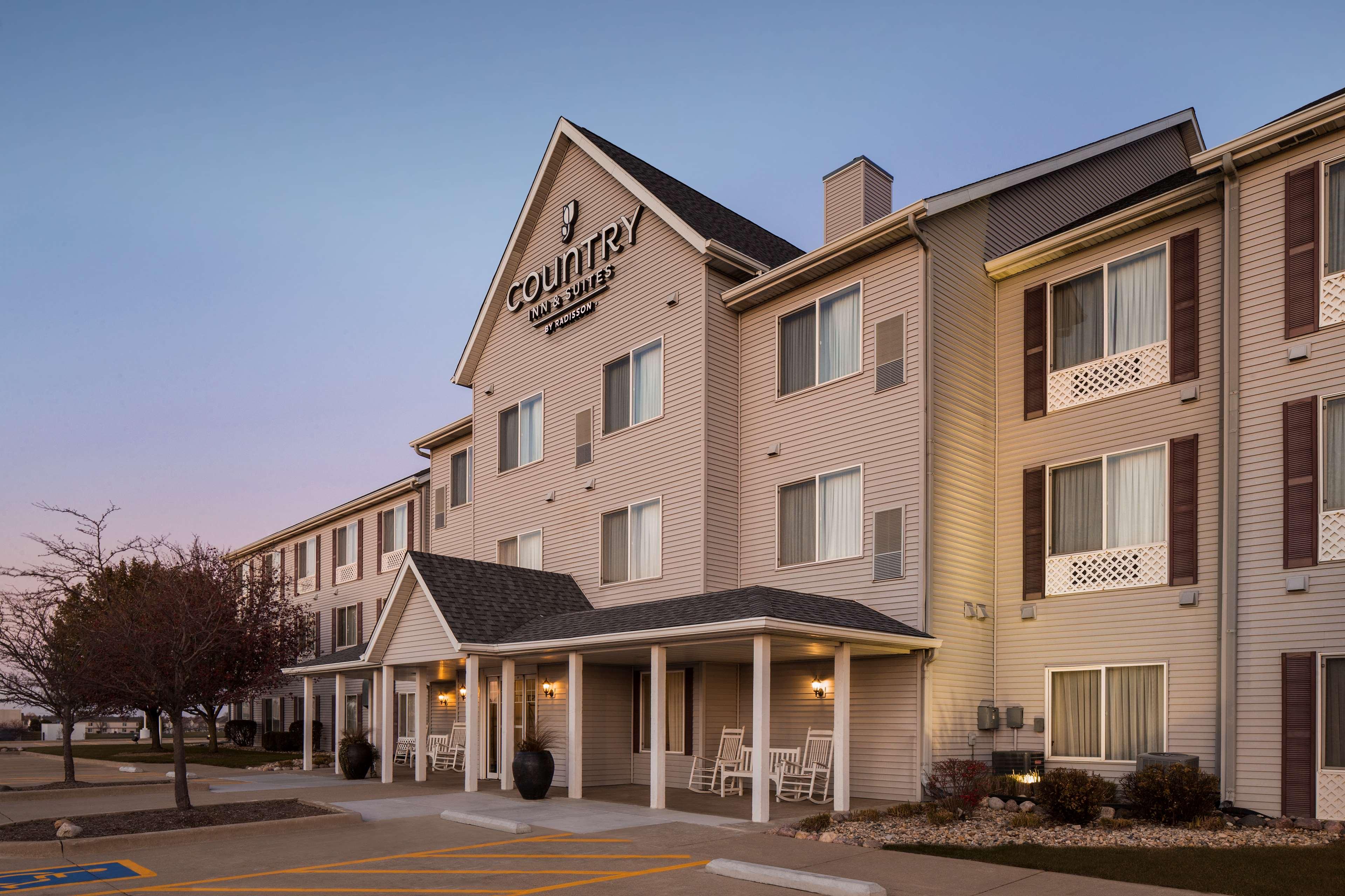 Country Inn & Suites by Radisson, Bloomington-Normal Airport, IL image