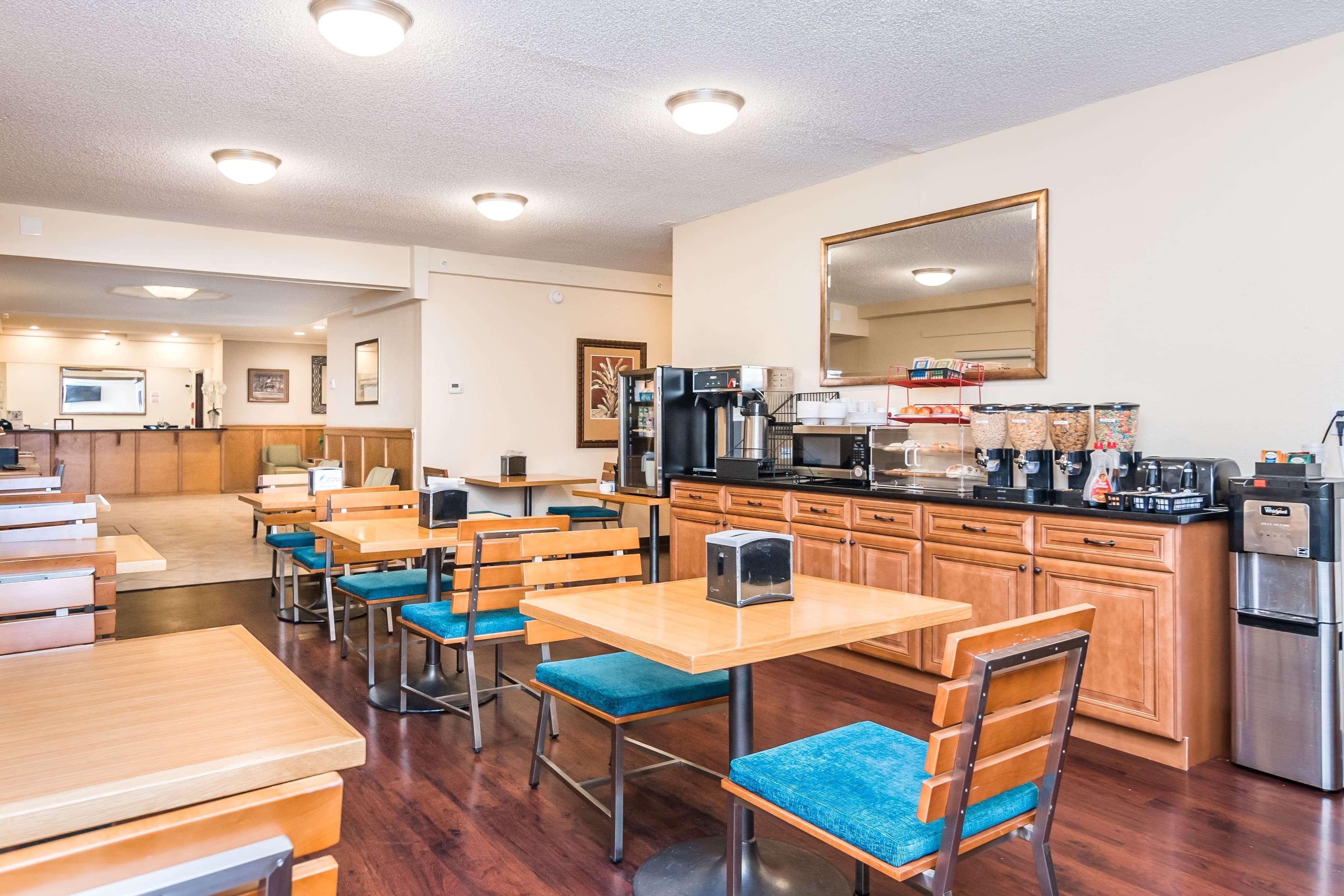 Days Inn & Suites by Wyndham Lake Okeechobee