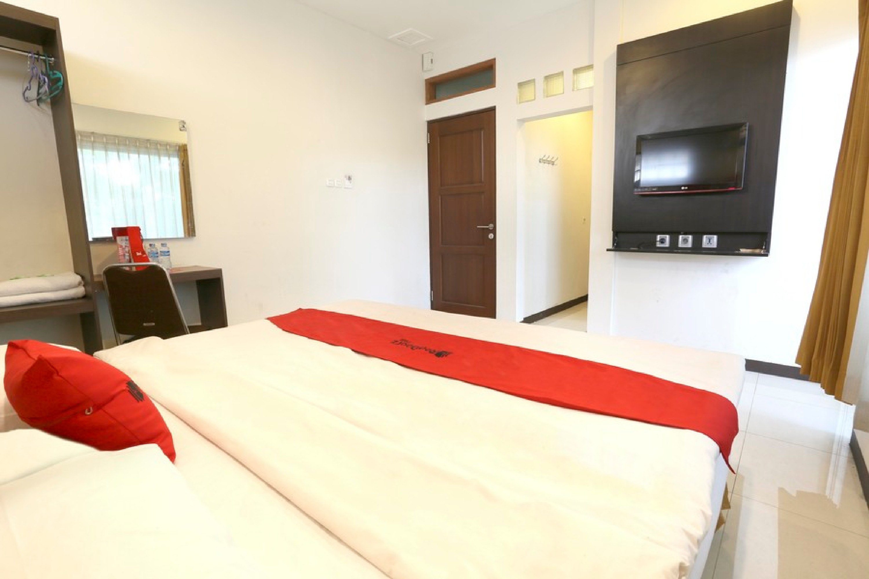 RedDoorz near Braga Street