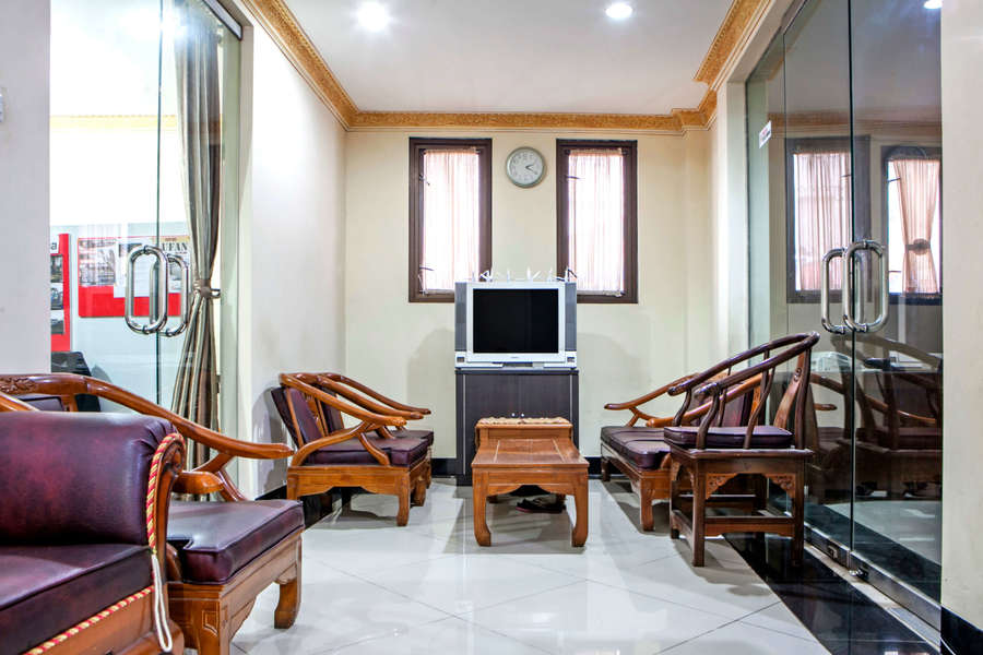 RedDoorz Plus near Isola UPI