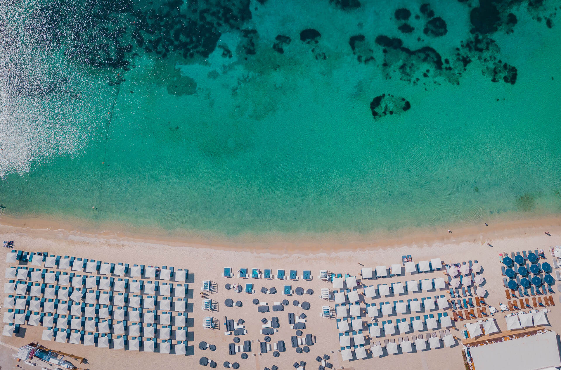 Fotografija Plaža Ornos z svetel fin pesek površino