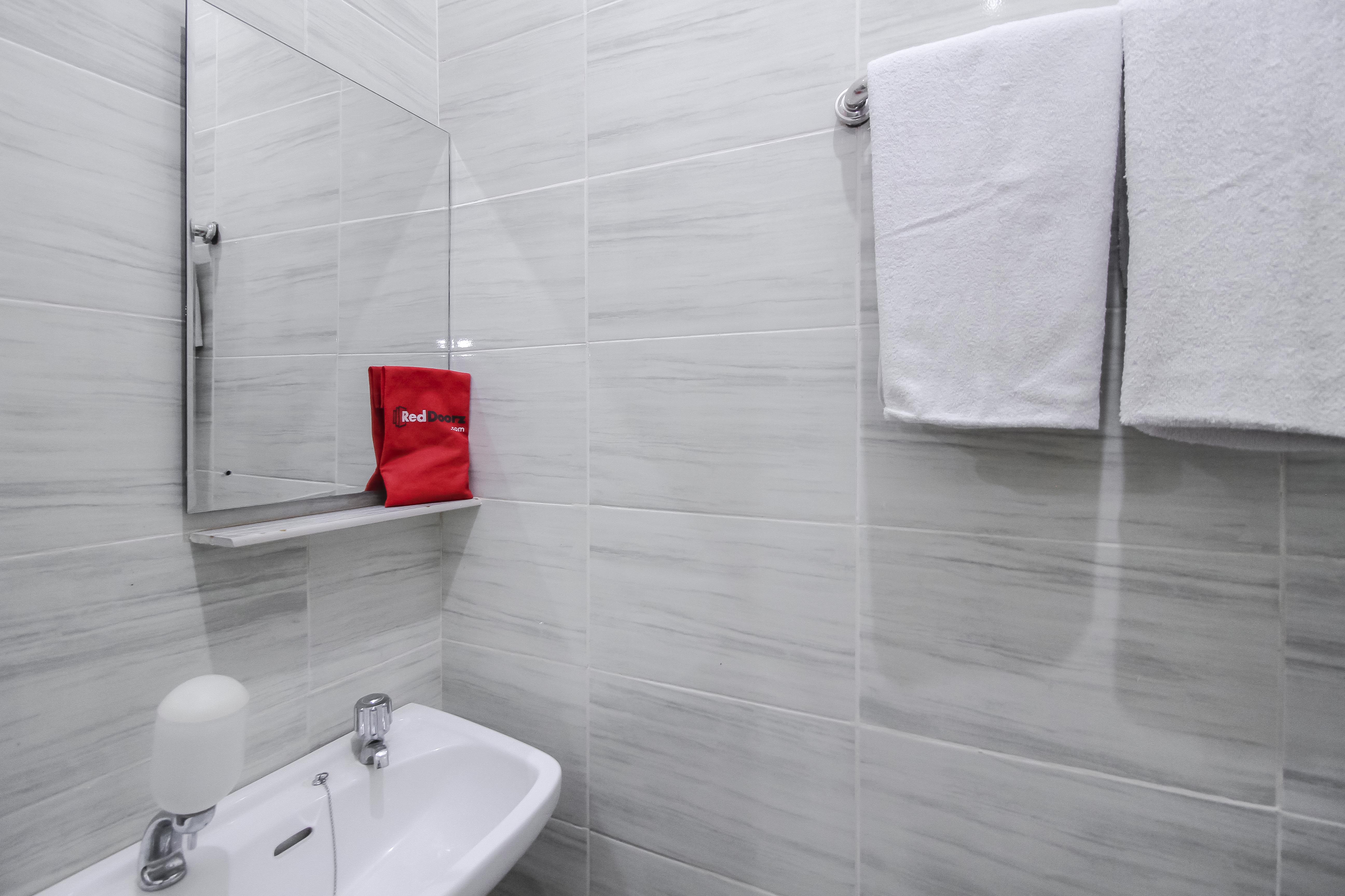 RedDoorz Plus near Galaxy Bekasi