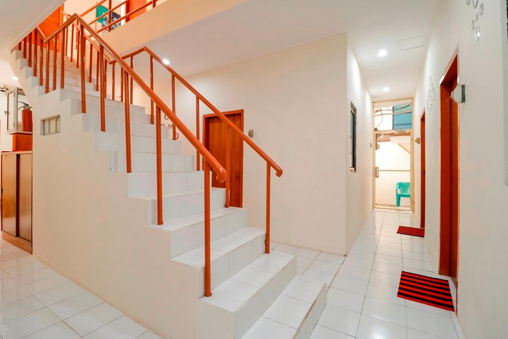 RedDoorz Plus near Ciputra World Kuningan 2