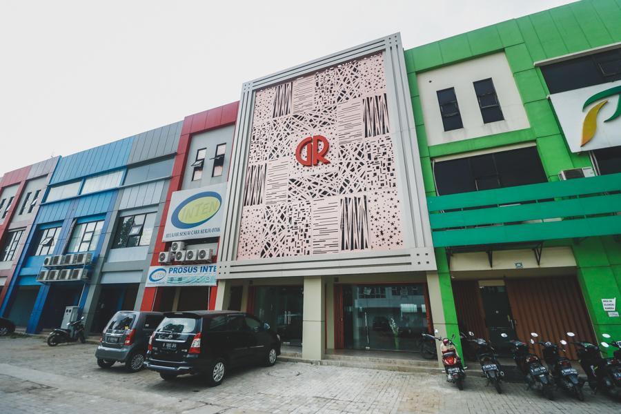 RedDoorz Plus near Living Plaza Jababeka