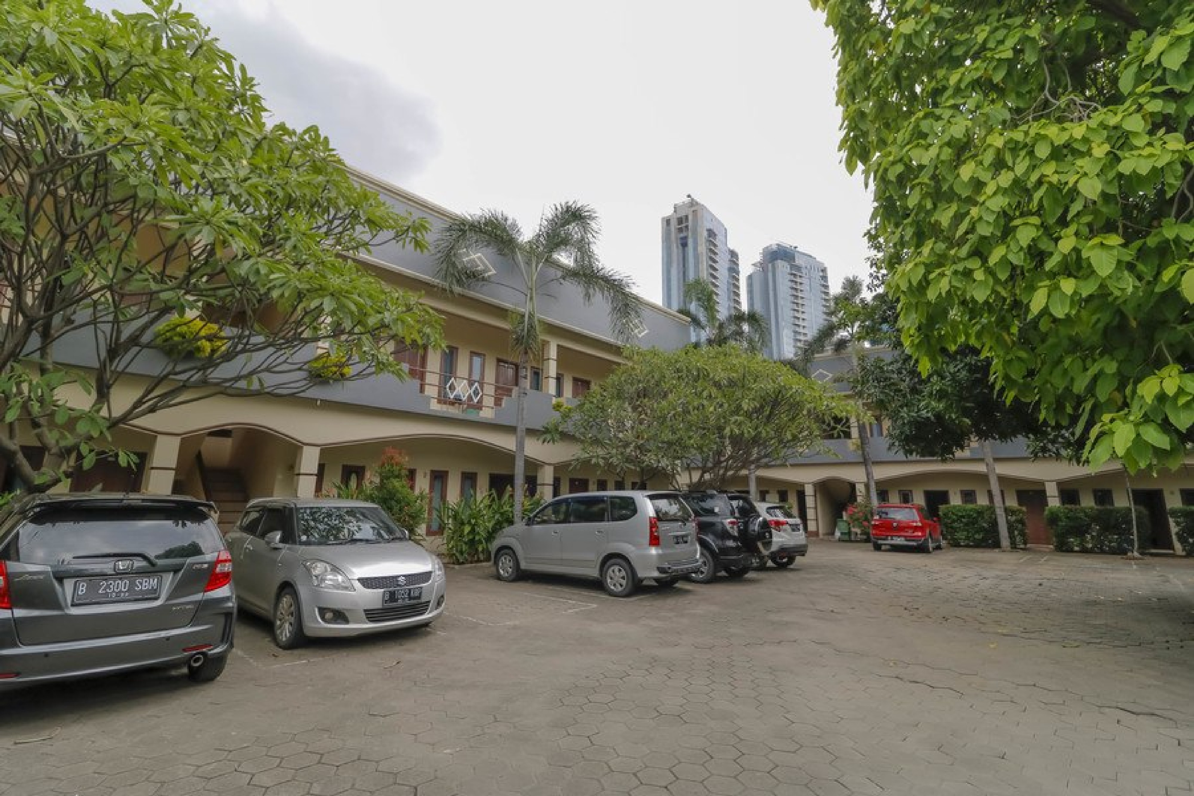 RedDoorz Plus @ Karet Pedurenan 3
