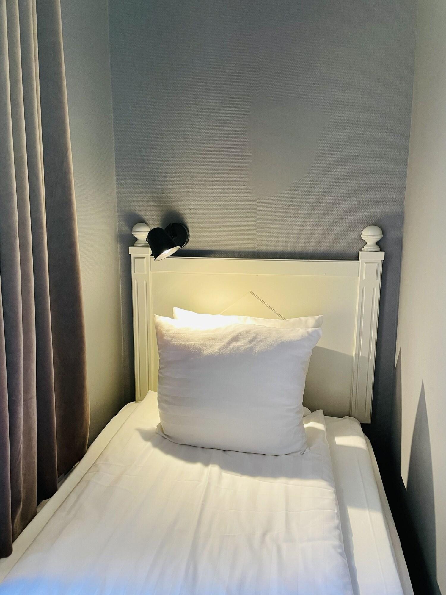 Unique Hotel by null