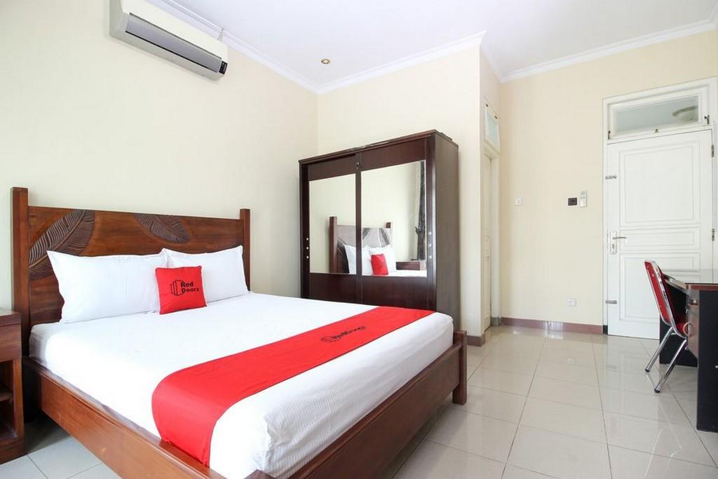 RedDoorz Plus near STIE YKPN