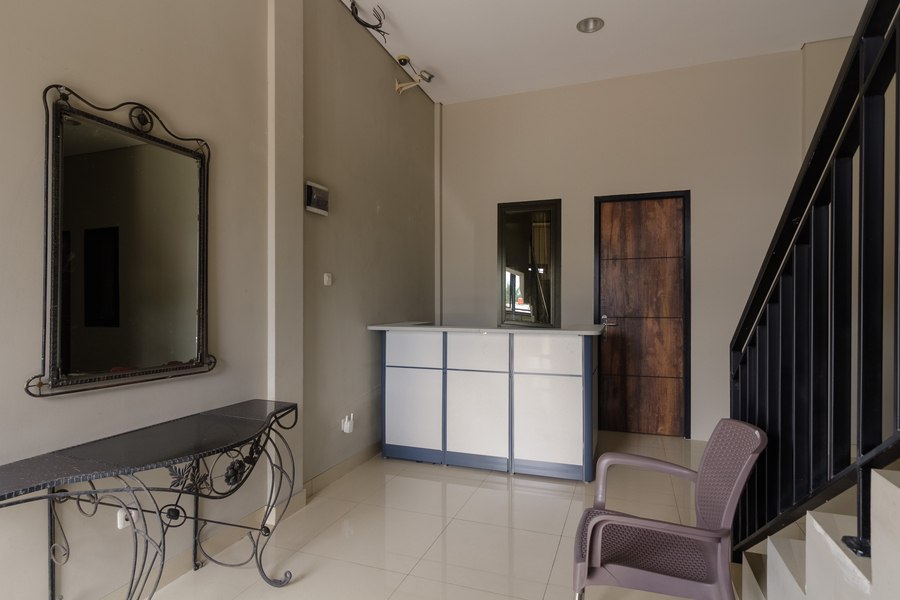RedDoorz near Puri Indah Mall