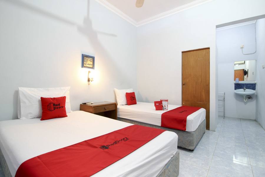 RedDoorz @ Jalan Menteri Supeno