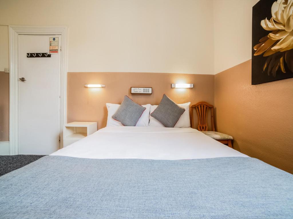 OYO Devine Beach Hotel, Westcliff Southend-On-Sea